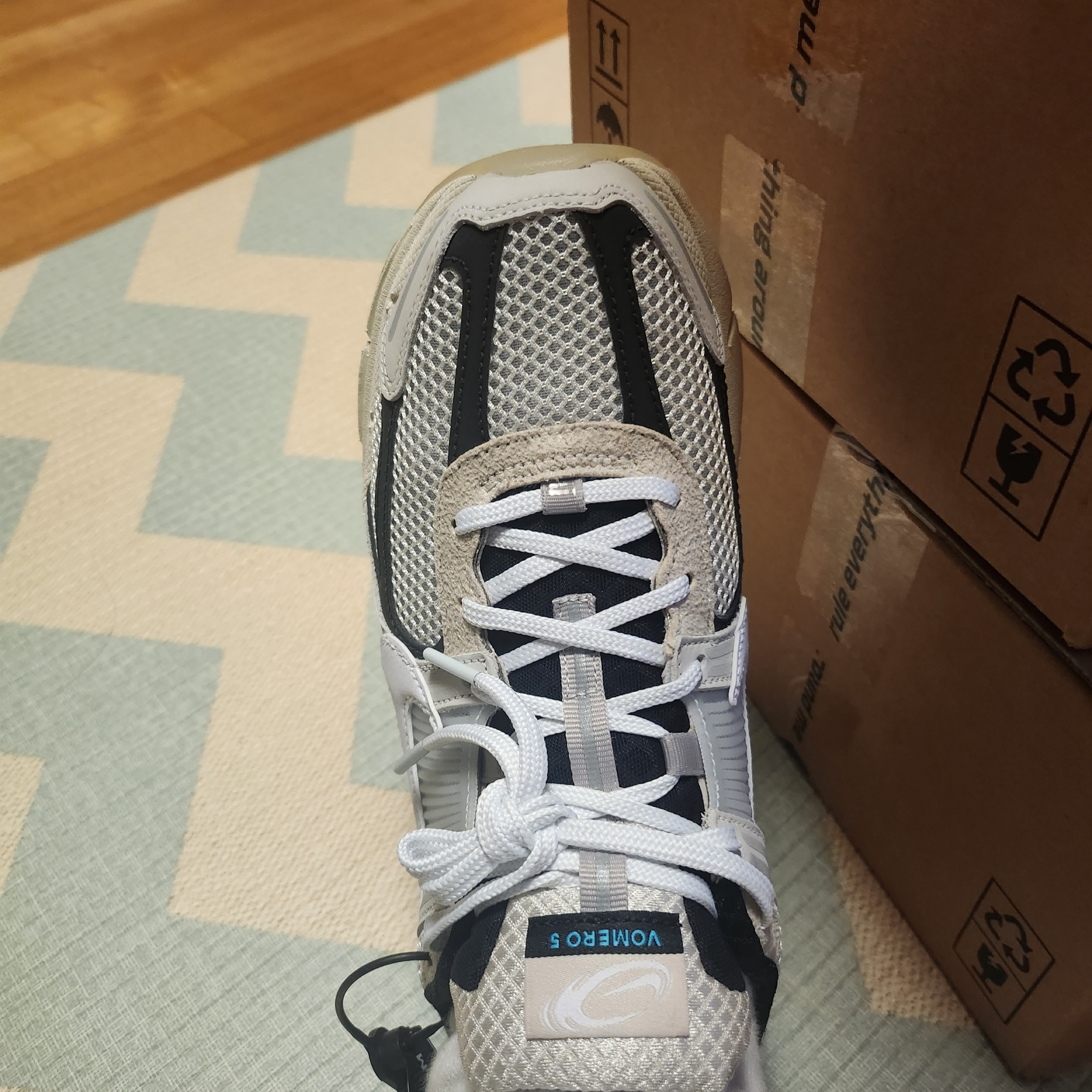 Nike Zoom Vomero 5 Light Bone and Black 착용 스타일