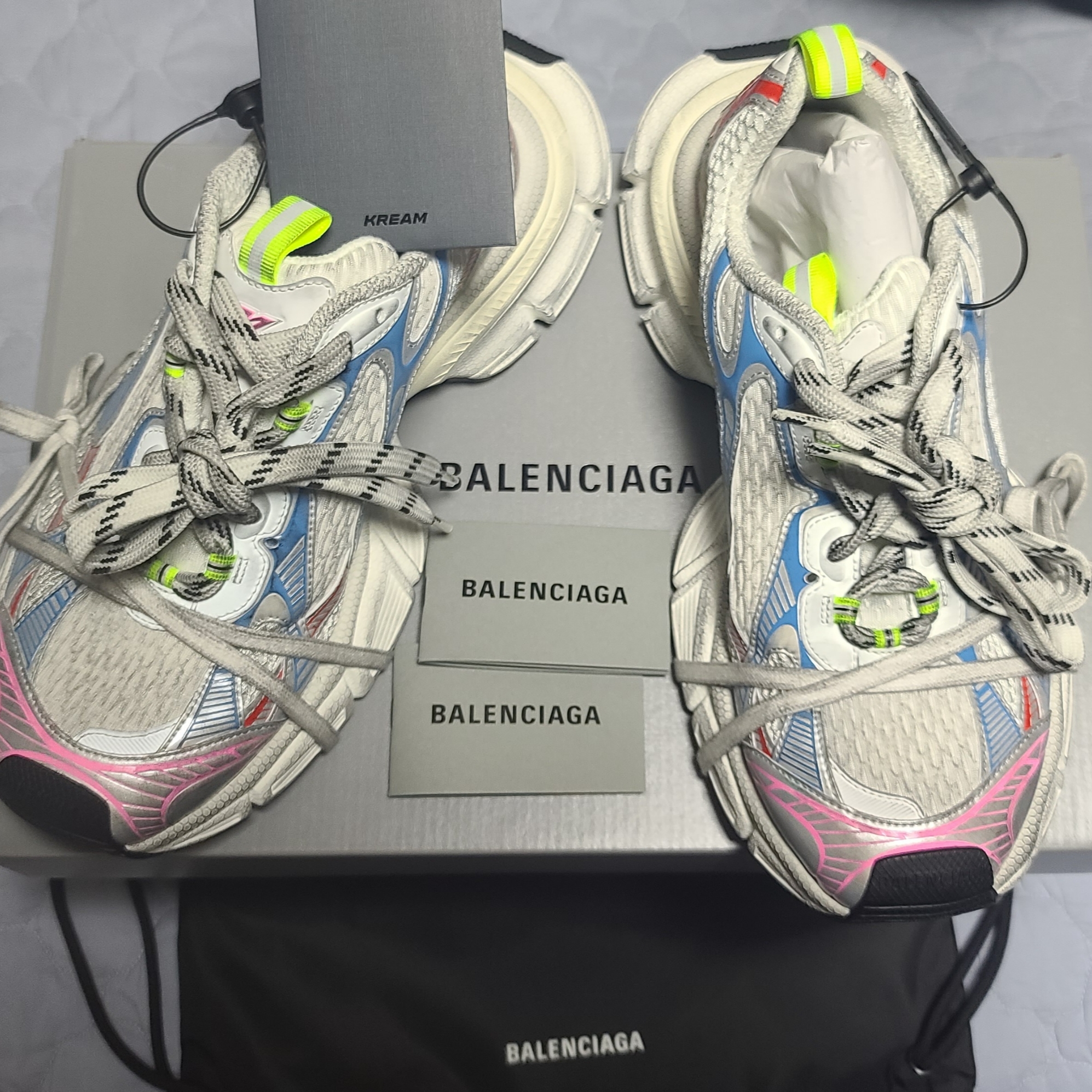 Balenciaga 3XL Sneakers White Red Blue 착용 스타일