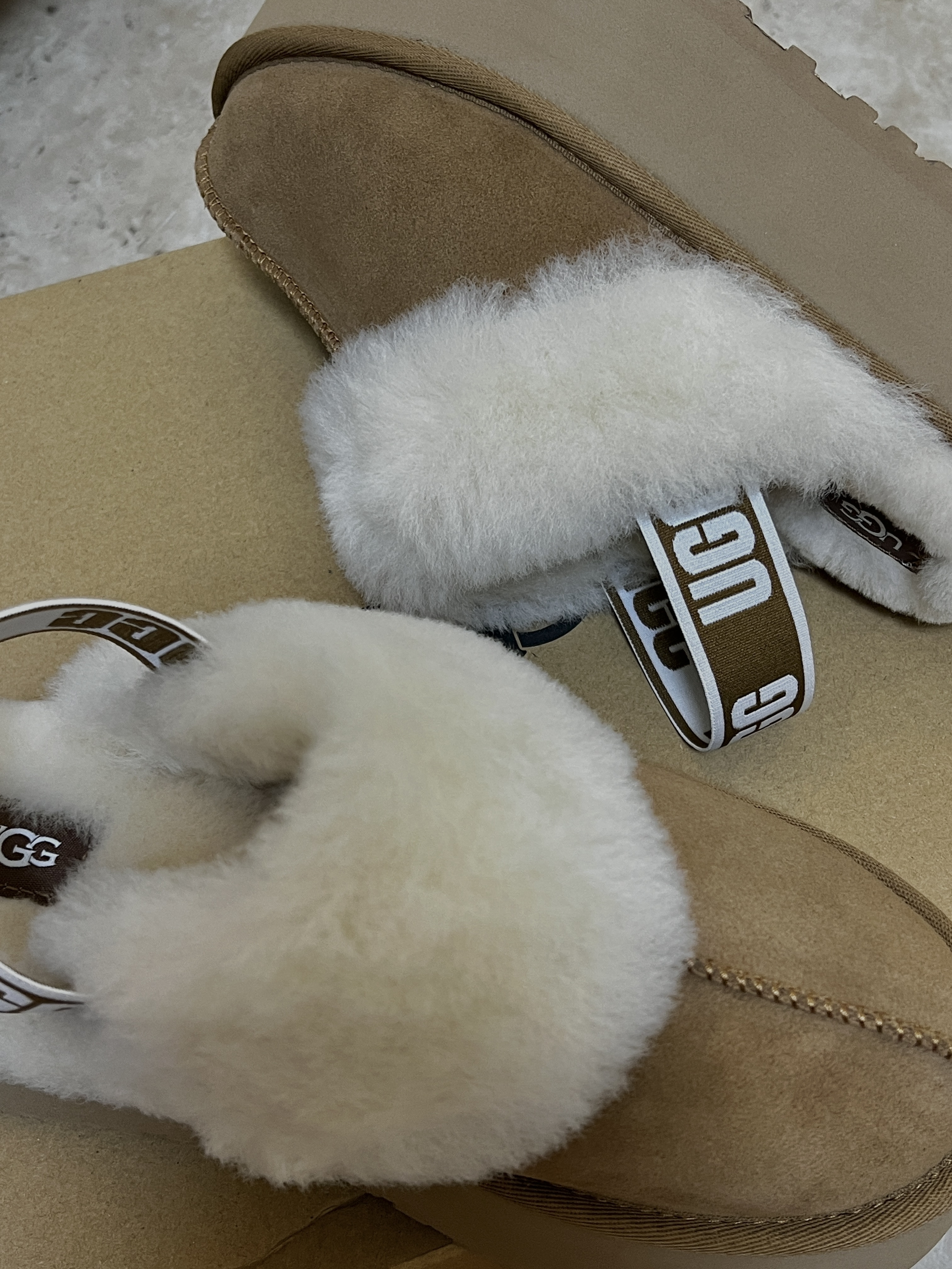(W) UGG Funkette Slides Chestnut 착용 스타일