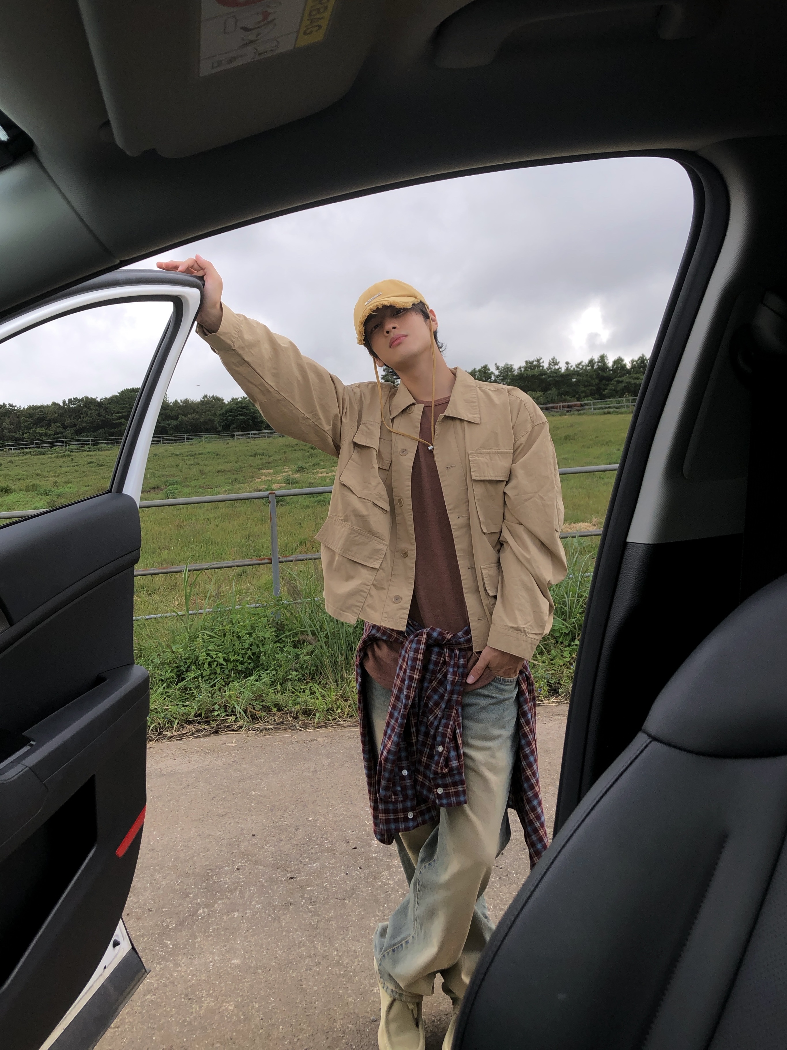 Clarks Wallabee Maple Suede, Jacquemus La Casquette Artichaut Fringe Baseball Cap Beige 착용 스타일 - 5