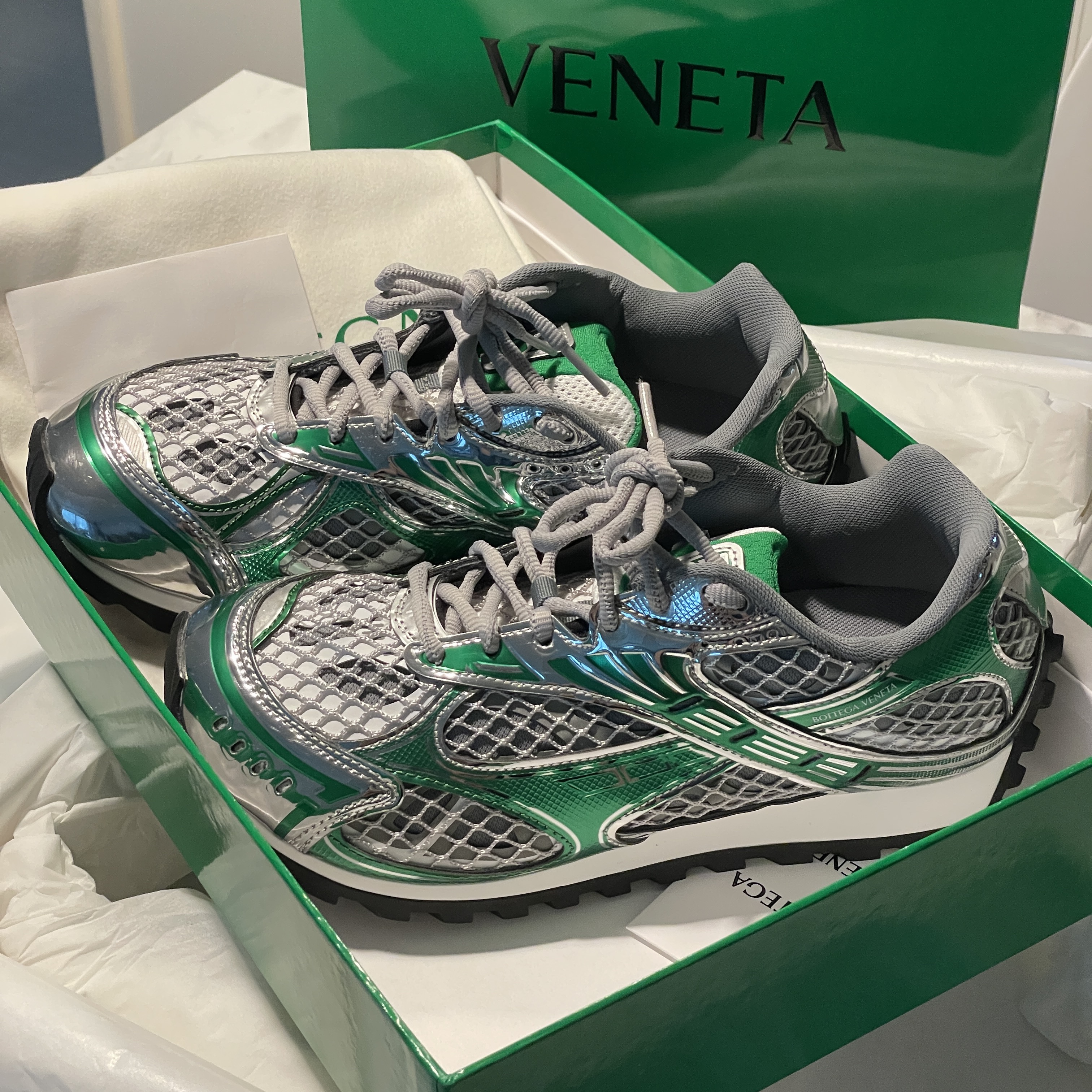 (W) Bottega Veneta Orbit Sneaker Silver Parakeet 착용 스타일