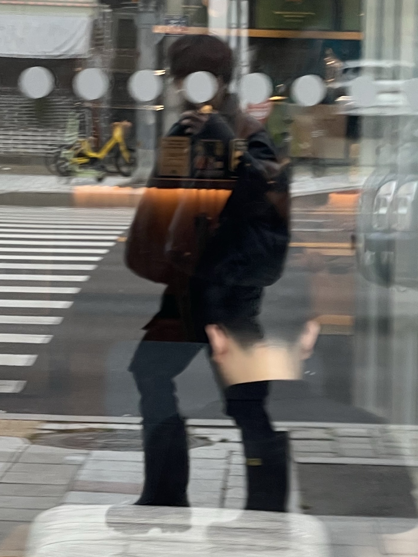 Yeezy Gap Round Jacket Black 착용 스타일 - 3