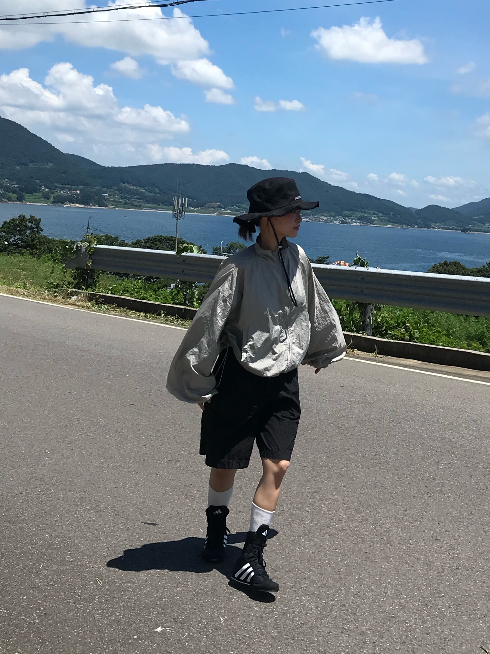 Jacquemus Le Bob Artichaut Bucket Hat Black, Adidas Box Hog 2.0 Boots Core Black Cloud White 착용 스타일 - 1