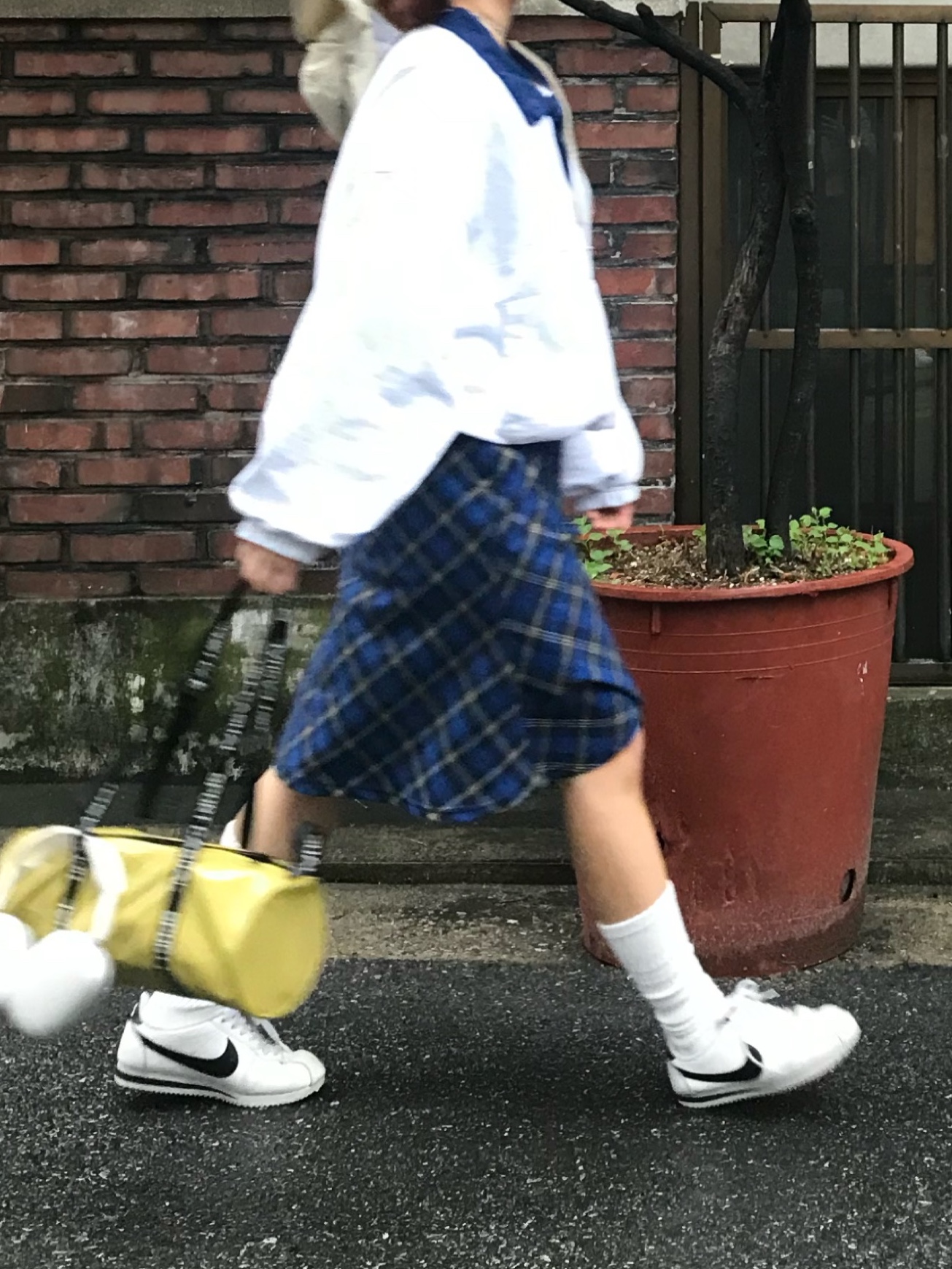 (W) Nike Classic Cortez Leather White Black, Apple AirPods Max Lightning Silver (Korean Ver.) 착용 스타일 - 3