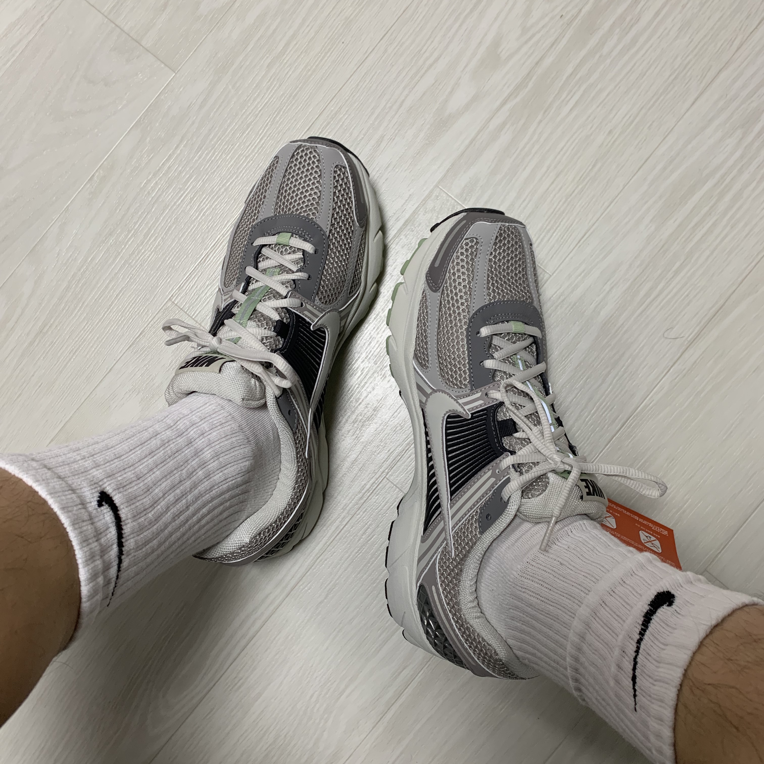(W) Nike Zoom Vomero 5 Cobblestone and Flat Pewter 착용 스타일