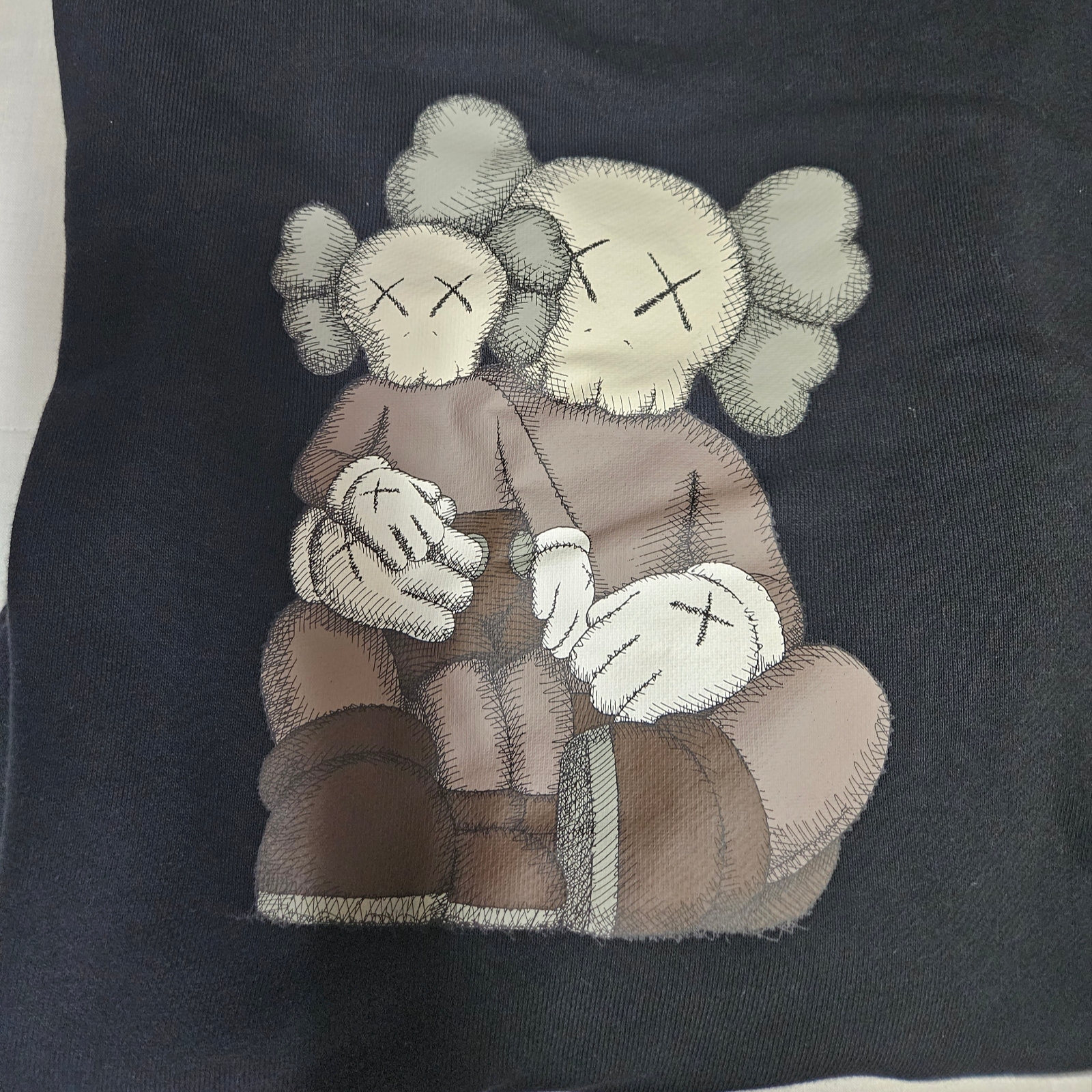 Uniqlo UT x Kaws Long Sleeve Sweatshirt Black 착용 스타일