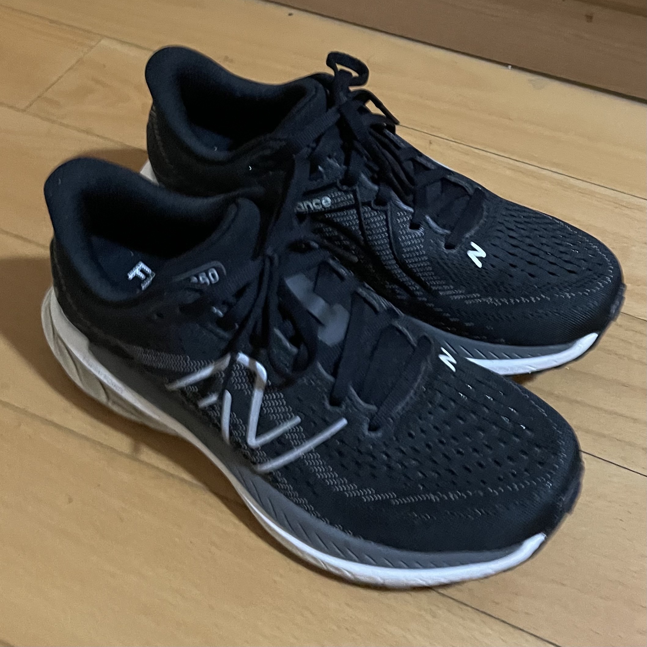 (W) New Balance Fresh Foam X 860v13 Black White - B Standard 착용 스타일