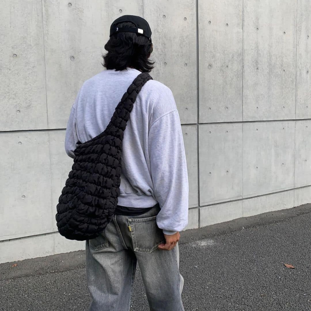 COS Quilted Oversized Shoulder Bag Black 착용 스타일 - 2