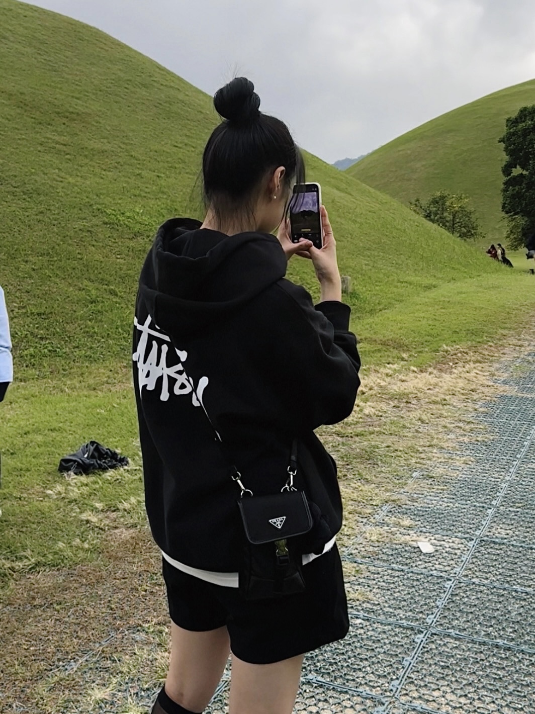 Stussy Basic Stussy Hoodie Black 2023, Prada Re-Nylon and Saffiano Leather Smartphone Case Black 착용 스타일 - 1