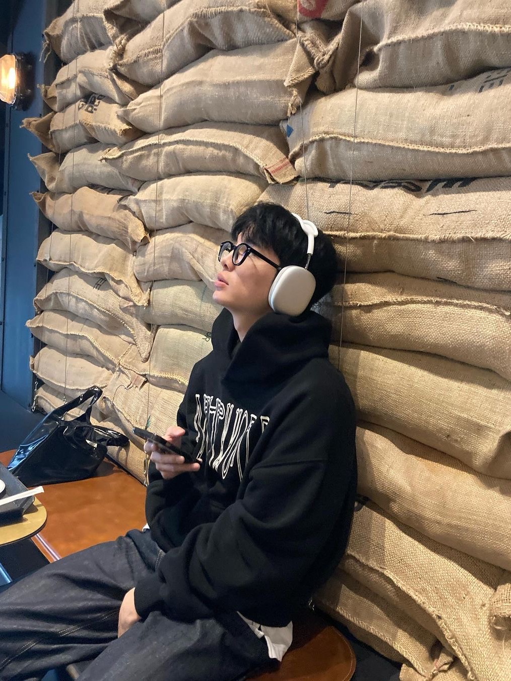 Netherworld Hoodie Black, Apple AirPods Max Lightning Silver (Korean Ver.) 착용 스타일 - 1