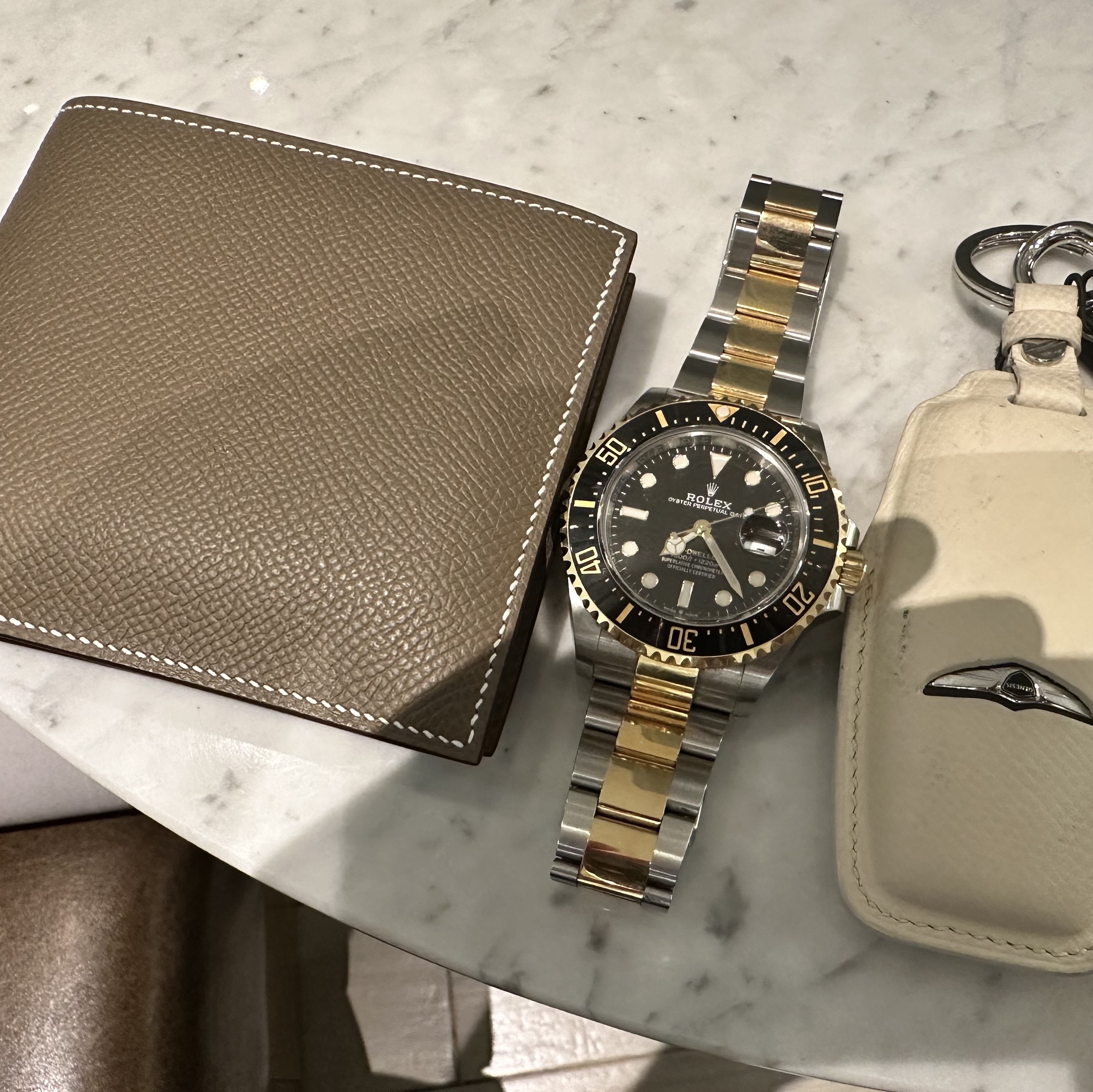 Hermes MC² Copernic Wallet Epsom & Etoupe, Rolex Sea-Dweller 43mm 126603 Black Oyster 착용 스타일