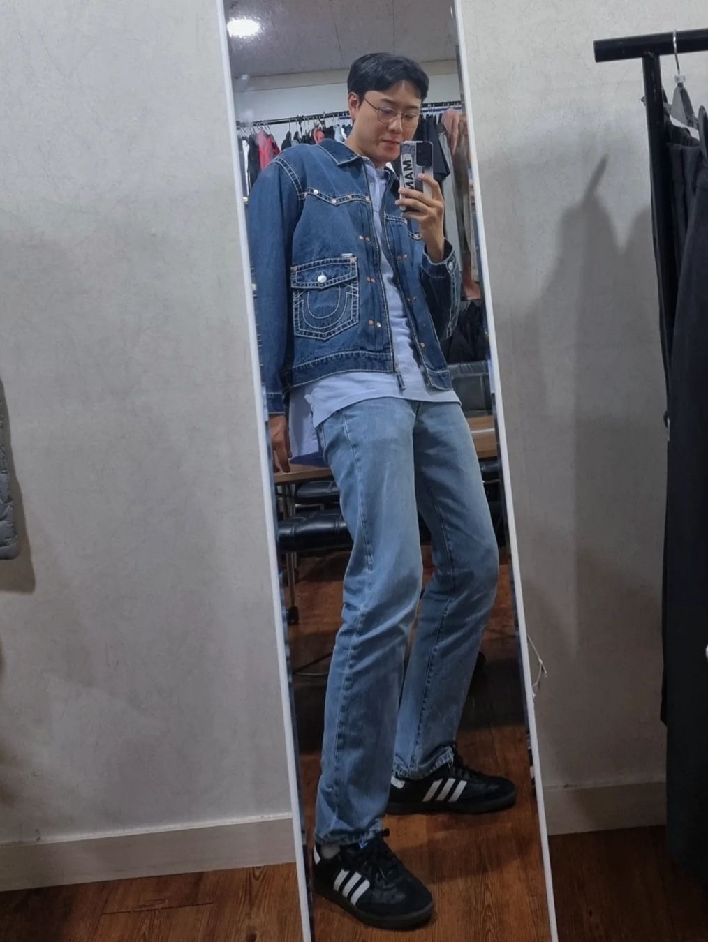 True Religion x Fetch Denim Jacket Indigo, Adidas Samba OG Black White Gum 착용 스타일