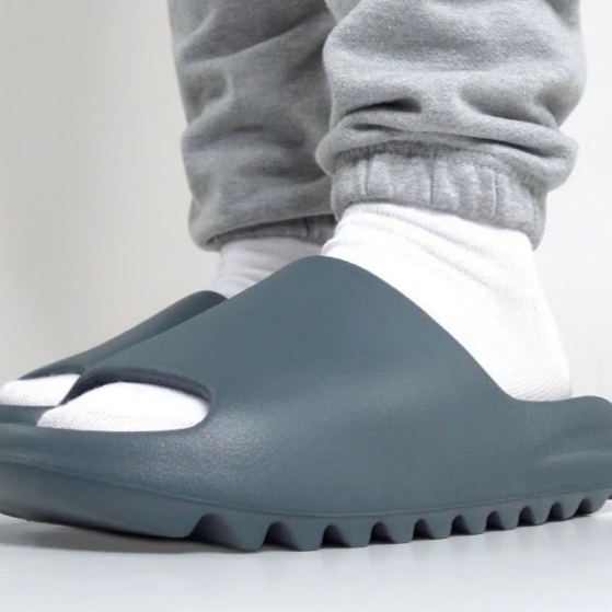 Adidas Yeezy Slide Slate Marine 착용 스타일