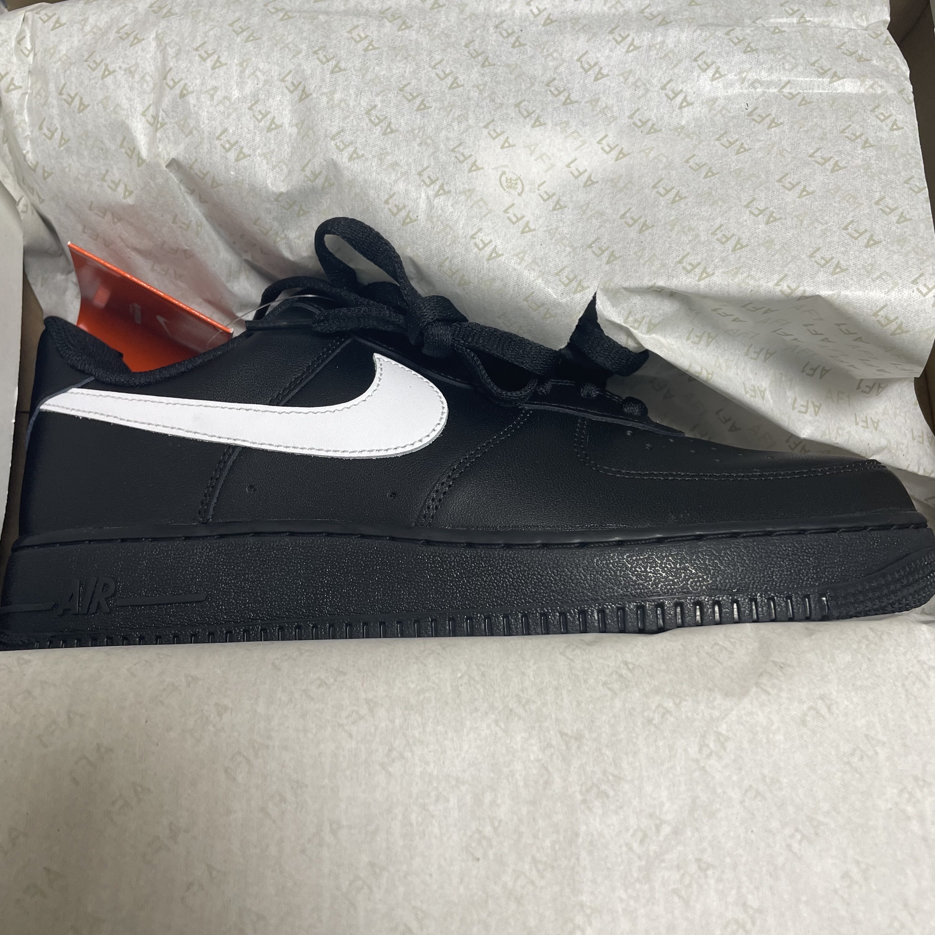 Nike Air Force 1 '07 Black White 착용 스타일 - 1