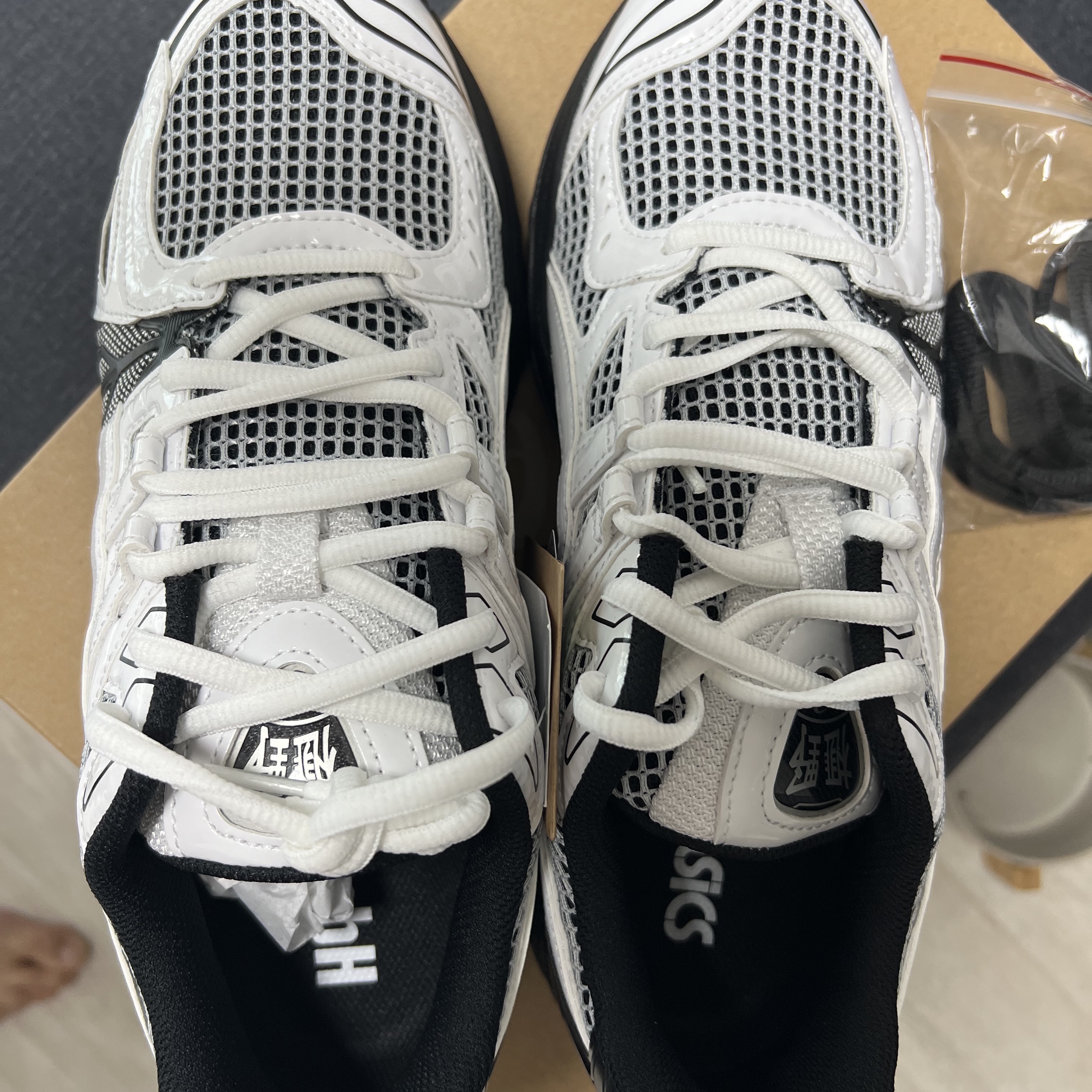 Asics x GmbH Gel-Kayano Legacy White Black 착용 스타일 - 2