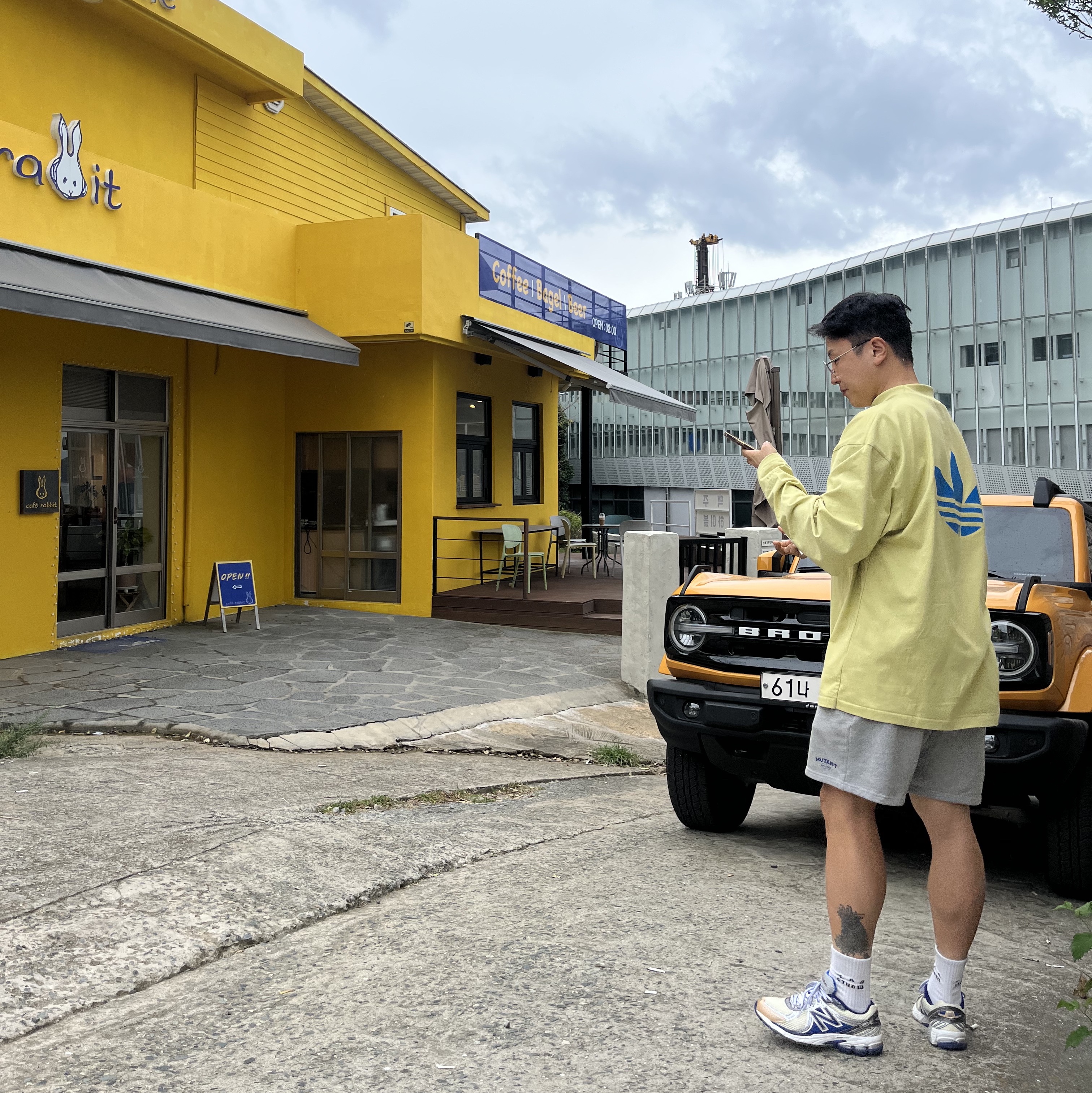 New Balance x Aime Leon Dore 860v2 Blue, Adidas x Fear of God Innersect LS T-Shirt Green - US Sizing 착용 스타일