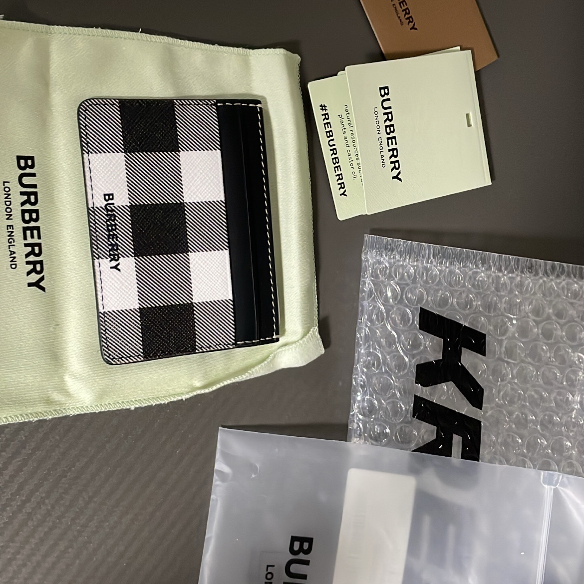 Burberry Exaggerated Check and Leather Card Case Dark Birch Brown 착용 스타일