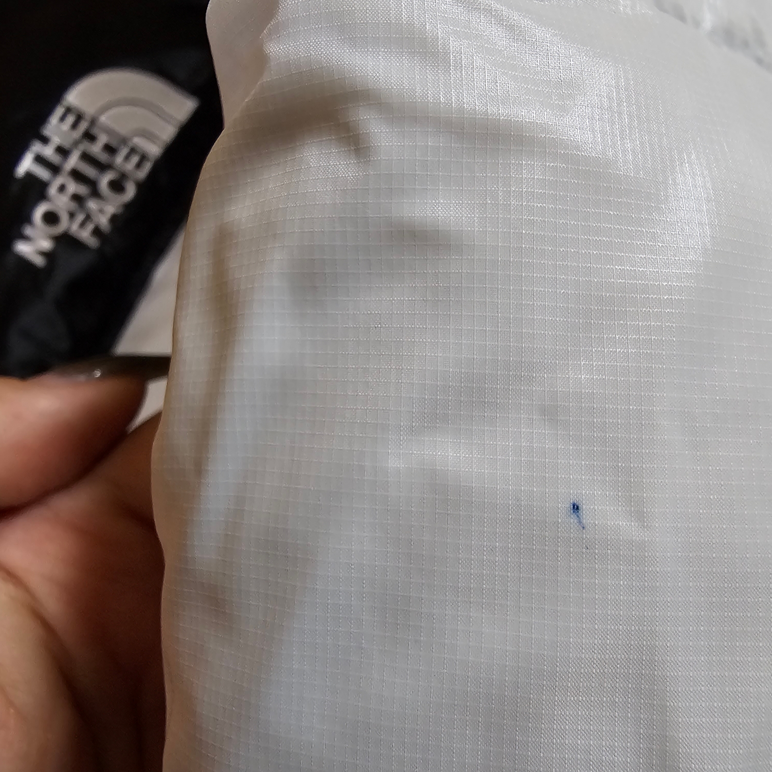 (W) The North Face Nuptse Short Jacket White Black 착용 스타일 - 1