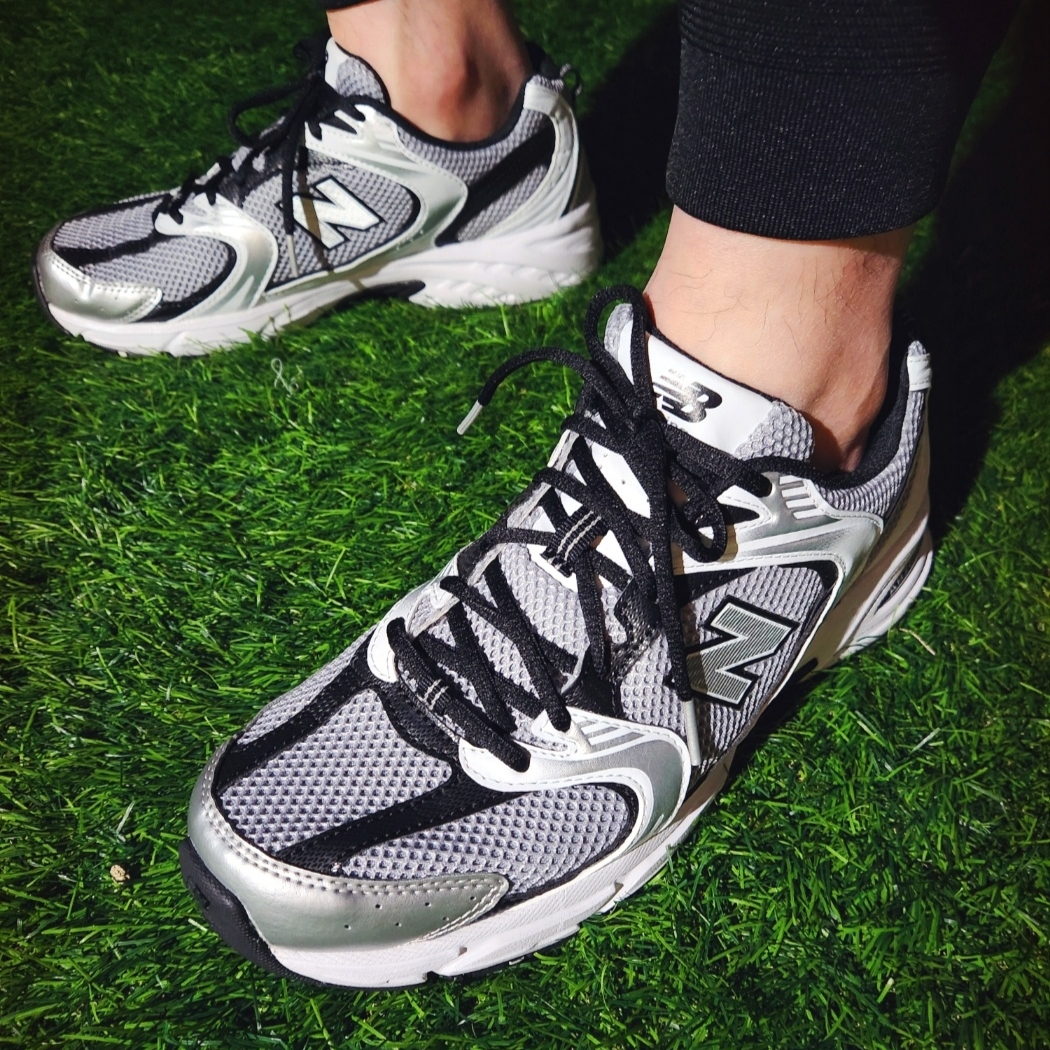 New Balance 530 Silver Black 착용 스타일 - 4