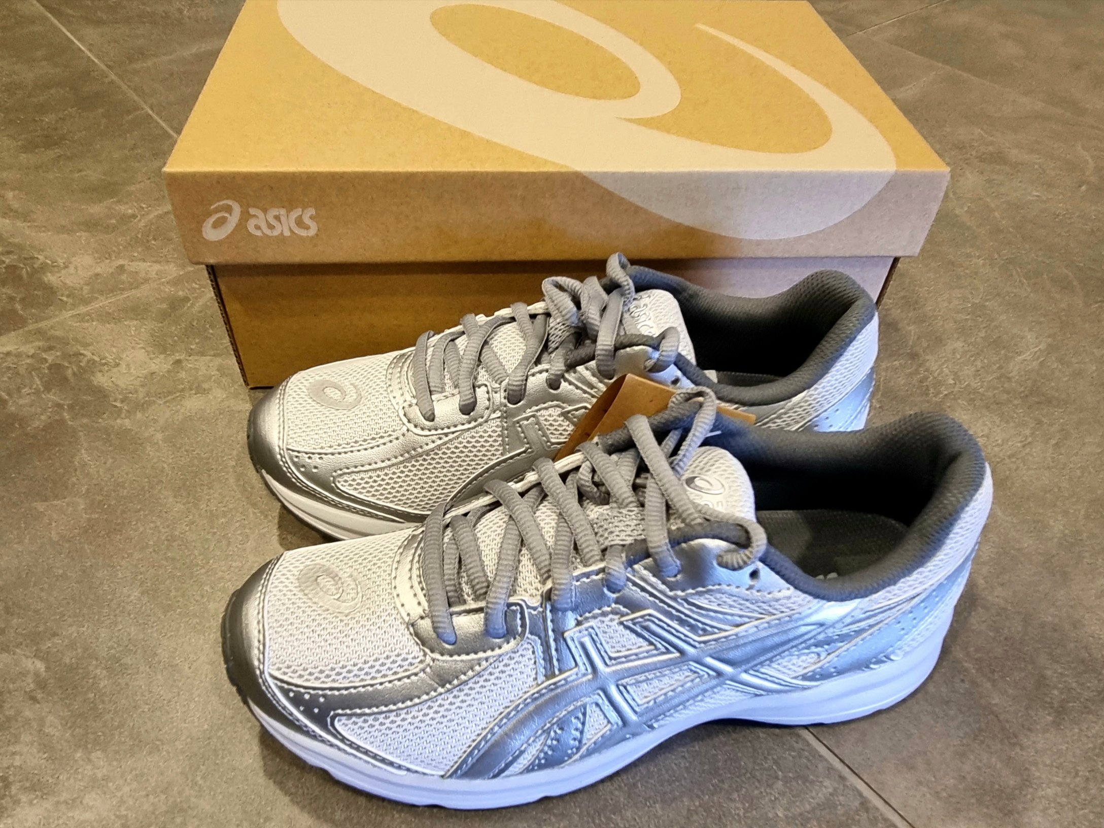 Asics Jog 100 S SMU Glacier Grey Pure Silver - 2E Wide 착용 스타일 - 5