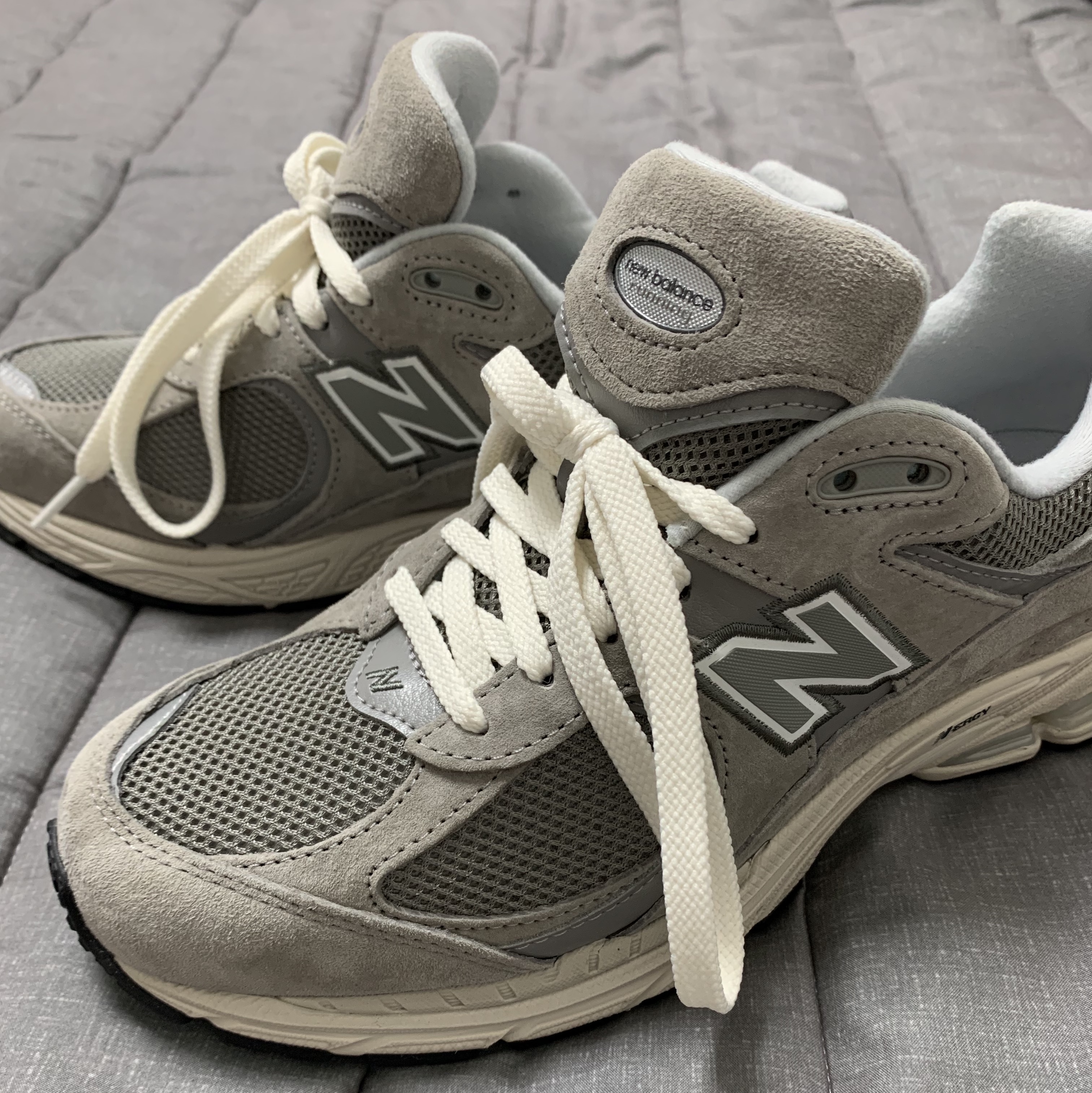 New Balance 2002R Grey 착용 스타일