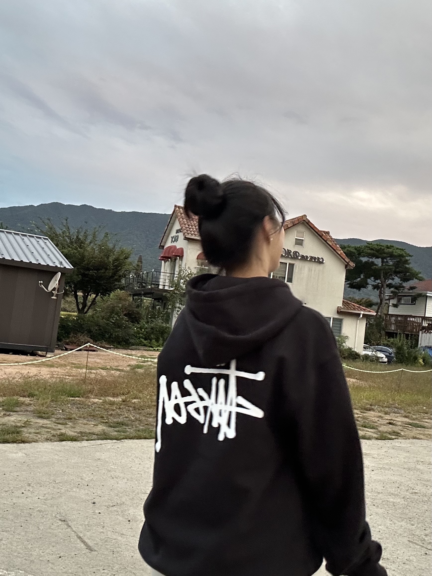 Stussy Basic Stussy Hoodie Black 2023, Prada Re-Nylon and Saffiano Leather Smartphone Case Black 착용 스타일 - 3