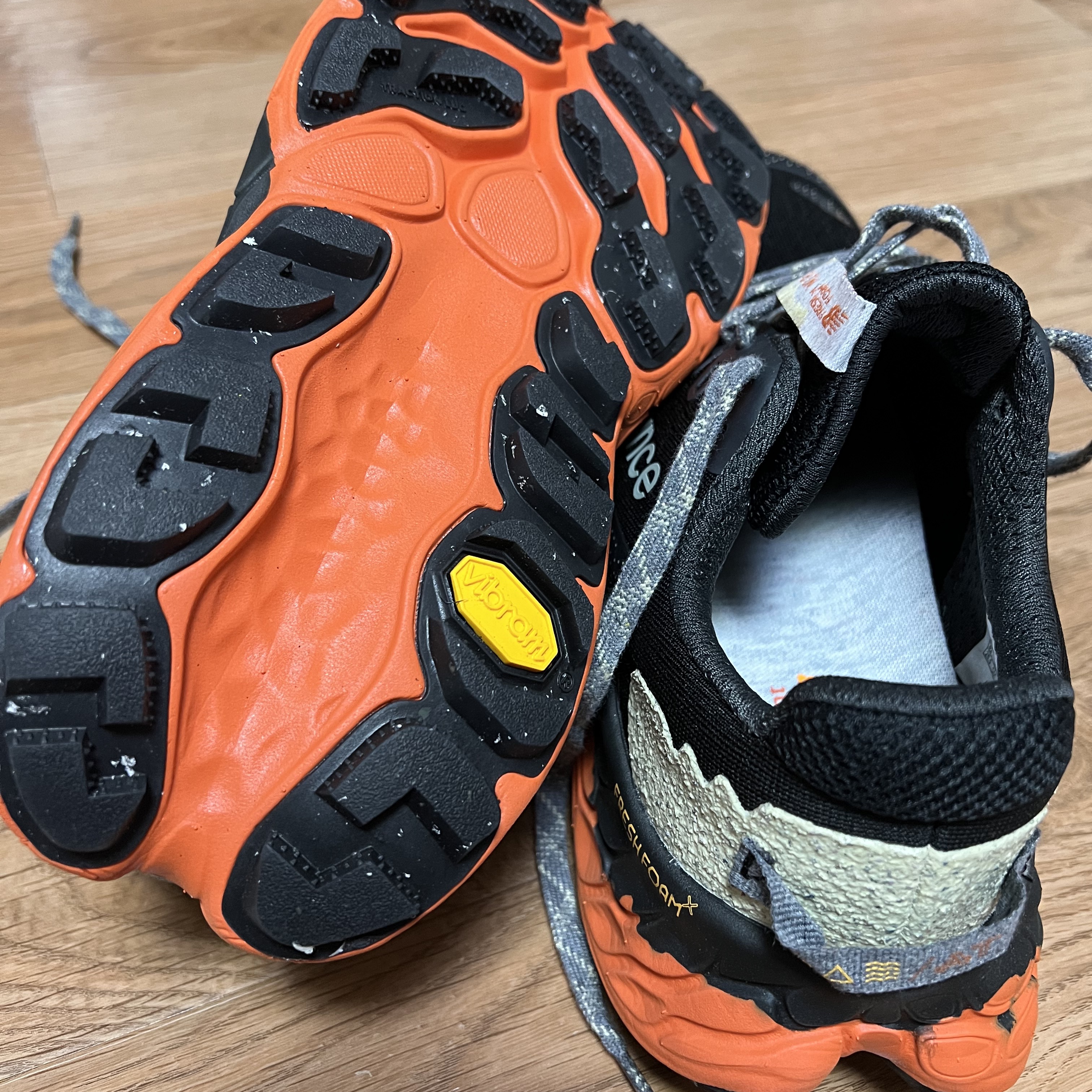 Salomon X Ultra 4 Mid Gore-Tex Black Safari, New Balance Fresh Foam X More Trail v3 Black Cayenne - 2E Wide 착용 스타일 - 3