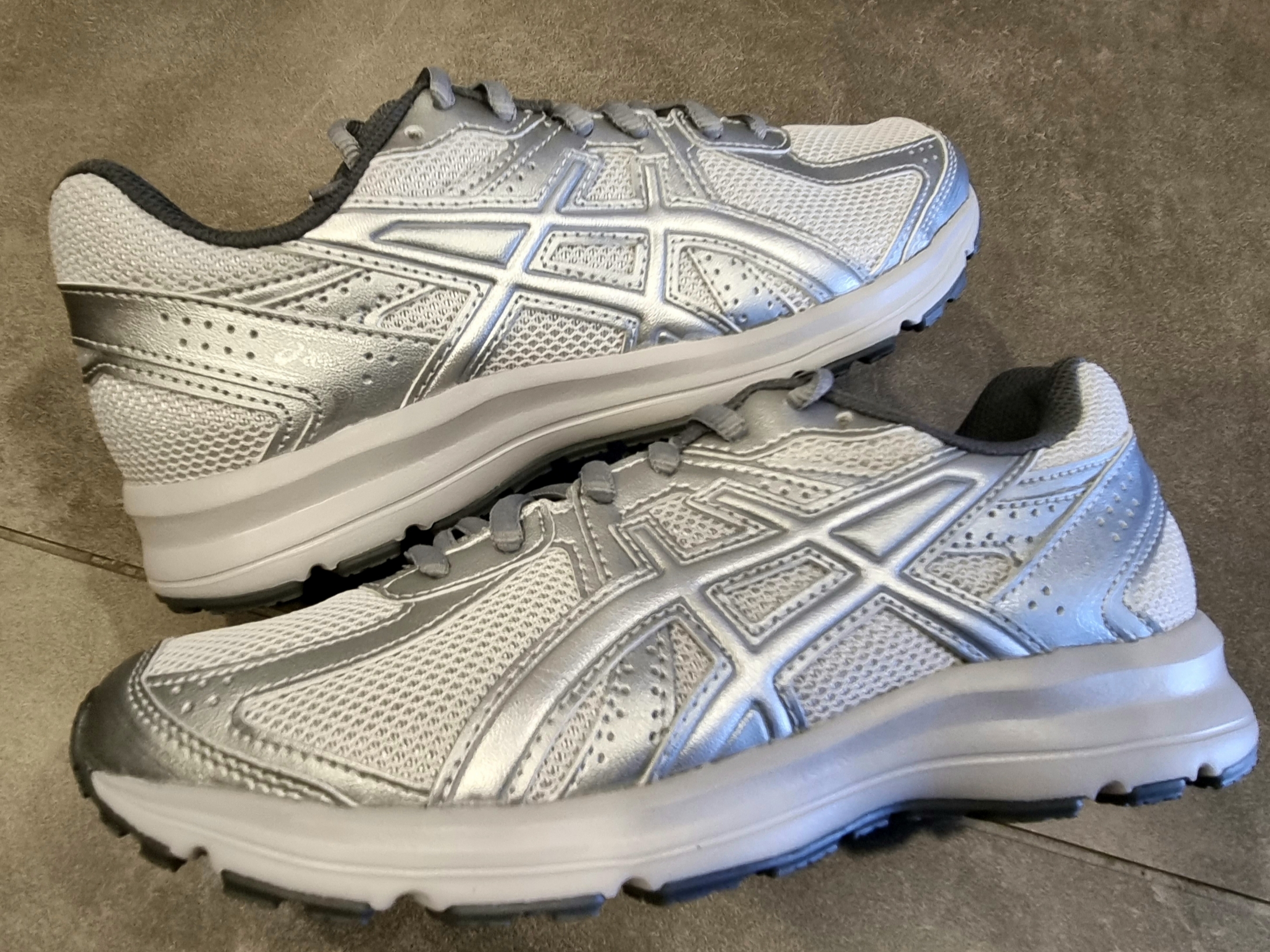 Asics Jog 100 S SMU Glacier Grey Pure Silver - 2E Wide 착용 스타일 - 2