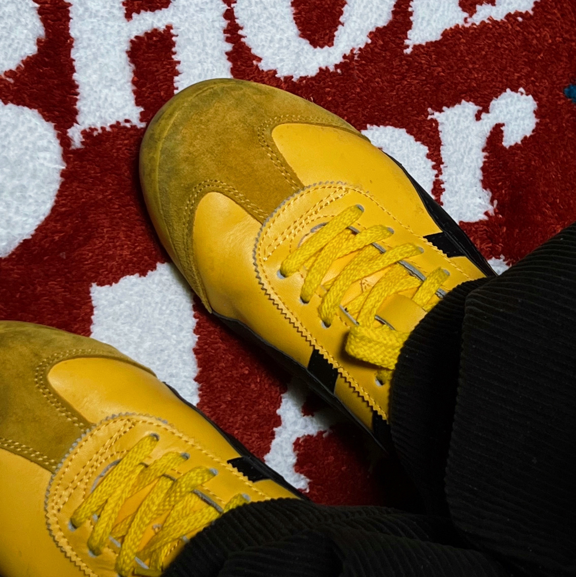Onitsuka Tiger Mexico 66 Yellow Black 착용 스타일 - 2