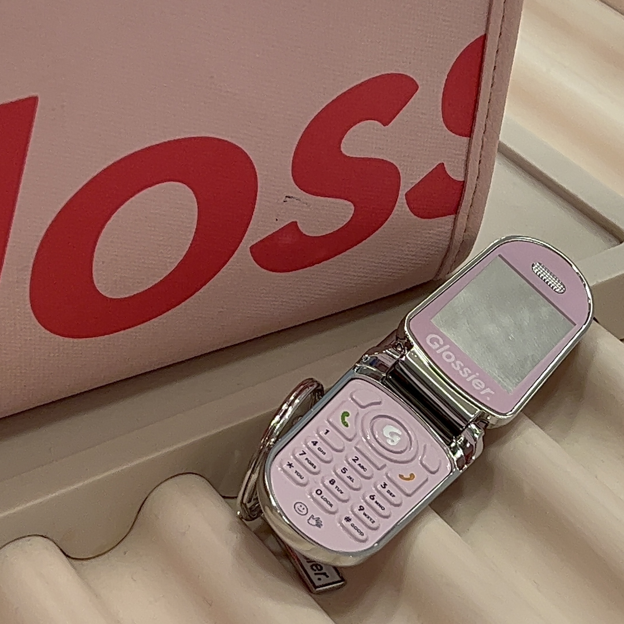 Glossier Cell Phone Keychain - LA Exclusive 착용 스타일