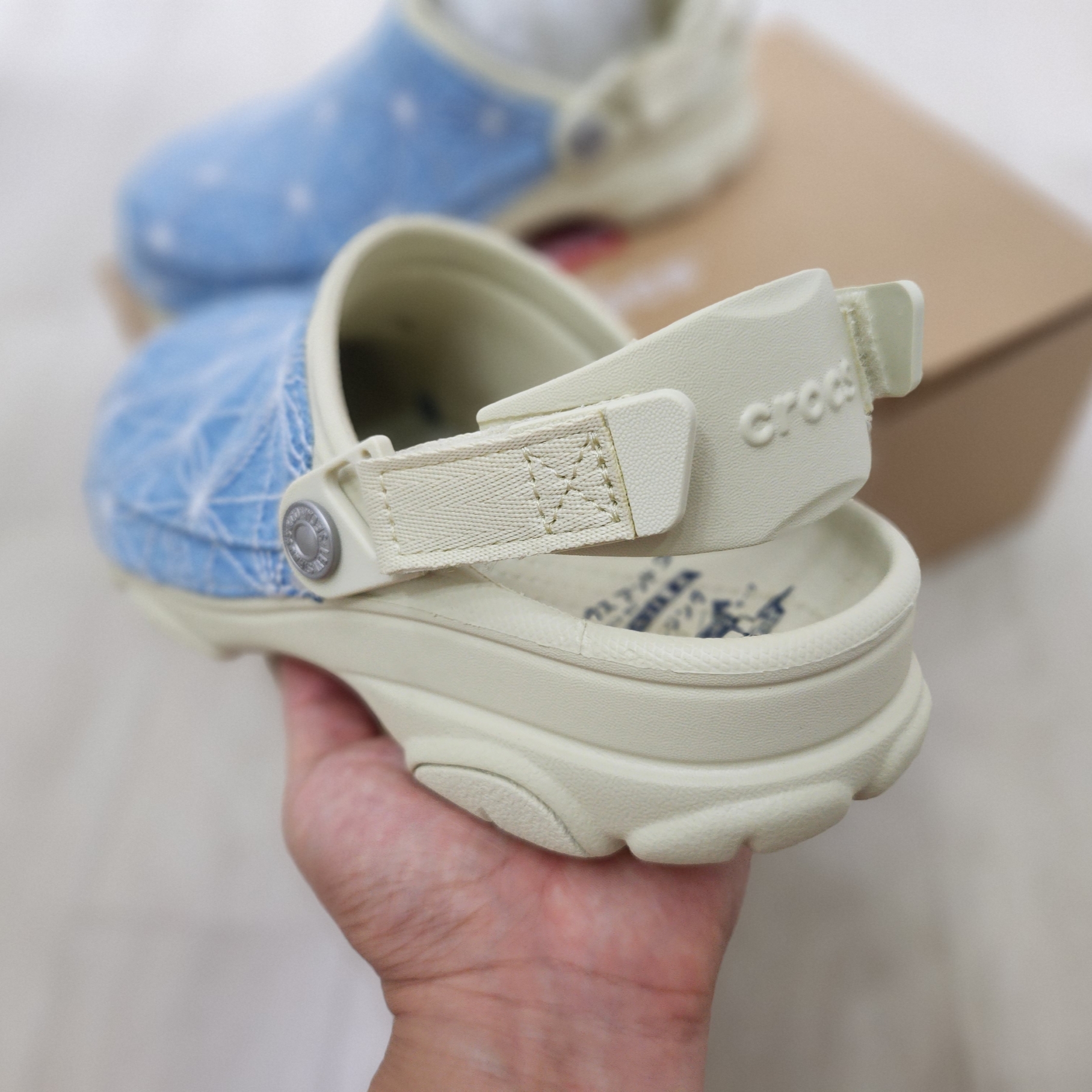 Crocs x Levi's All Terrain Clog Bone Blue 착용 스타일 - 3