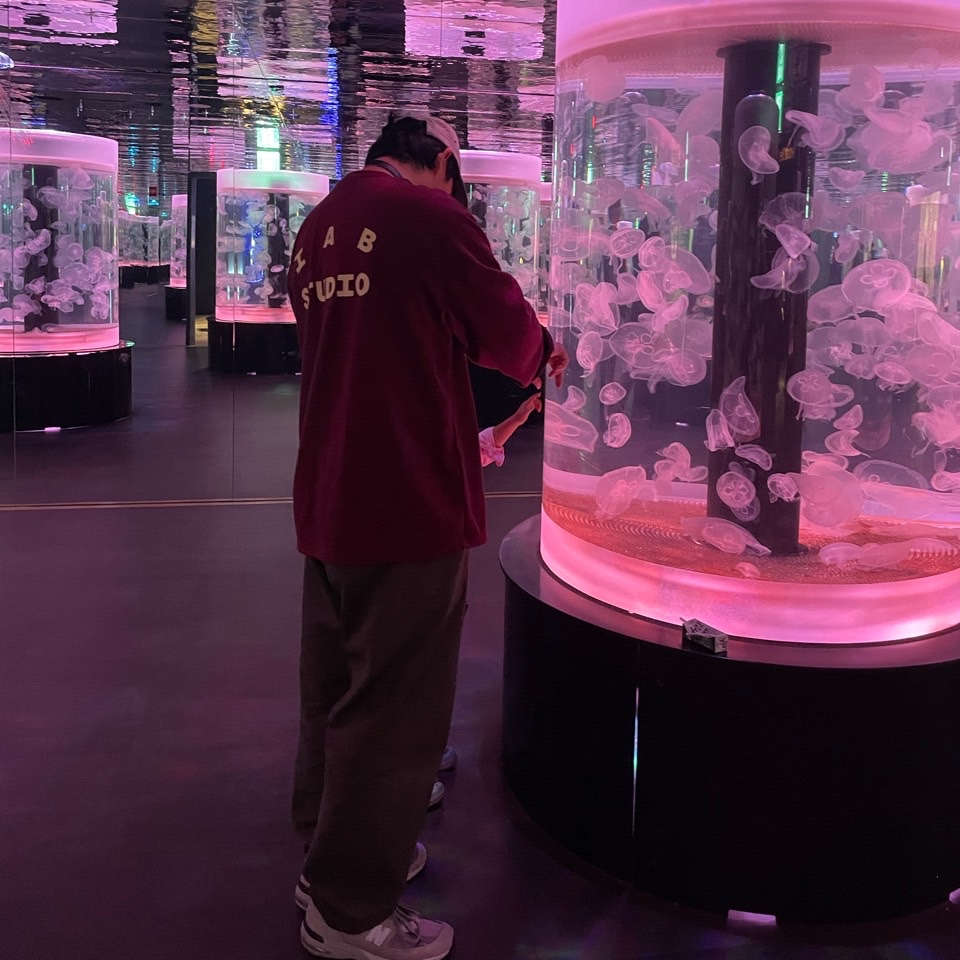 IAB Studio Long Sleeve Burgundy - The Hyundai Seoul Exclusive, New Balance 991 Made in UK Grey 착용 스타일 - 1