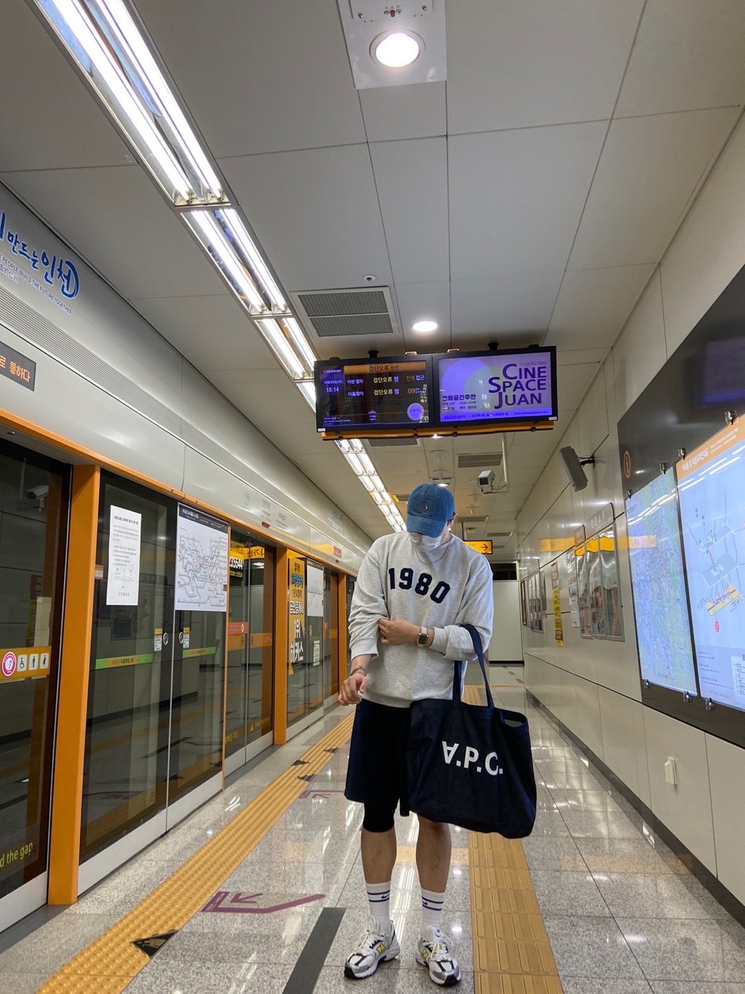 New Balance 530 White Yellow, A.P.C. Daniela Shopping Bag Indigo 착용 스타일