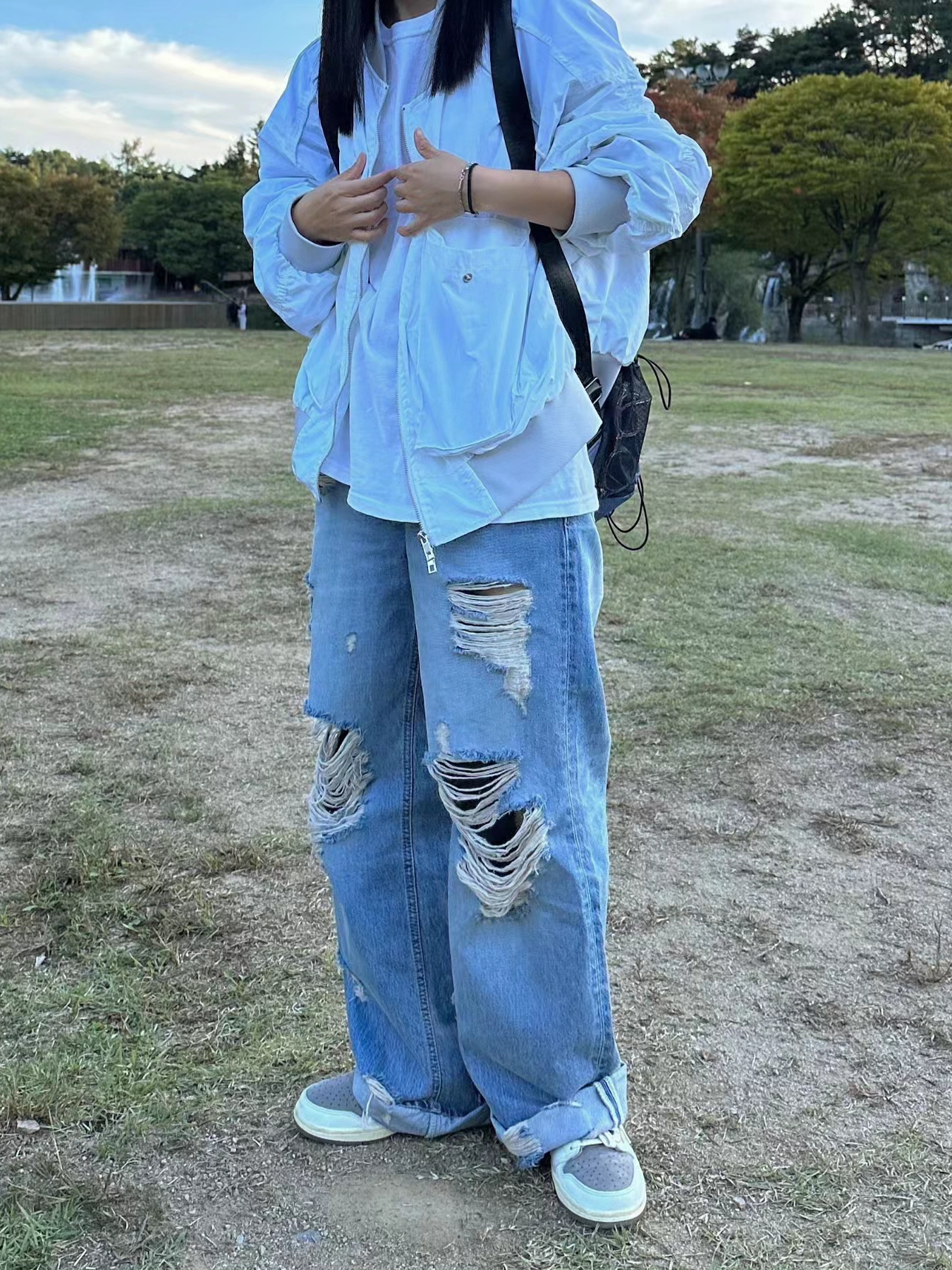 Jordan 1 x Travis Scott Retro Low OG SP Sail and Ridgerock 착용 스타일 - 2