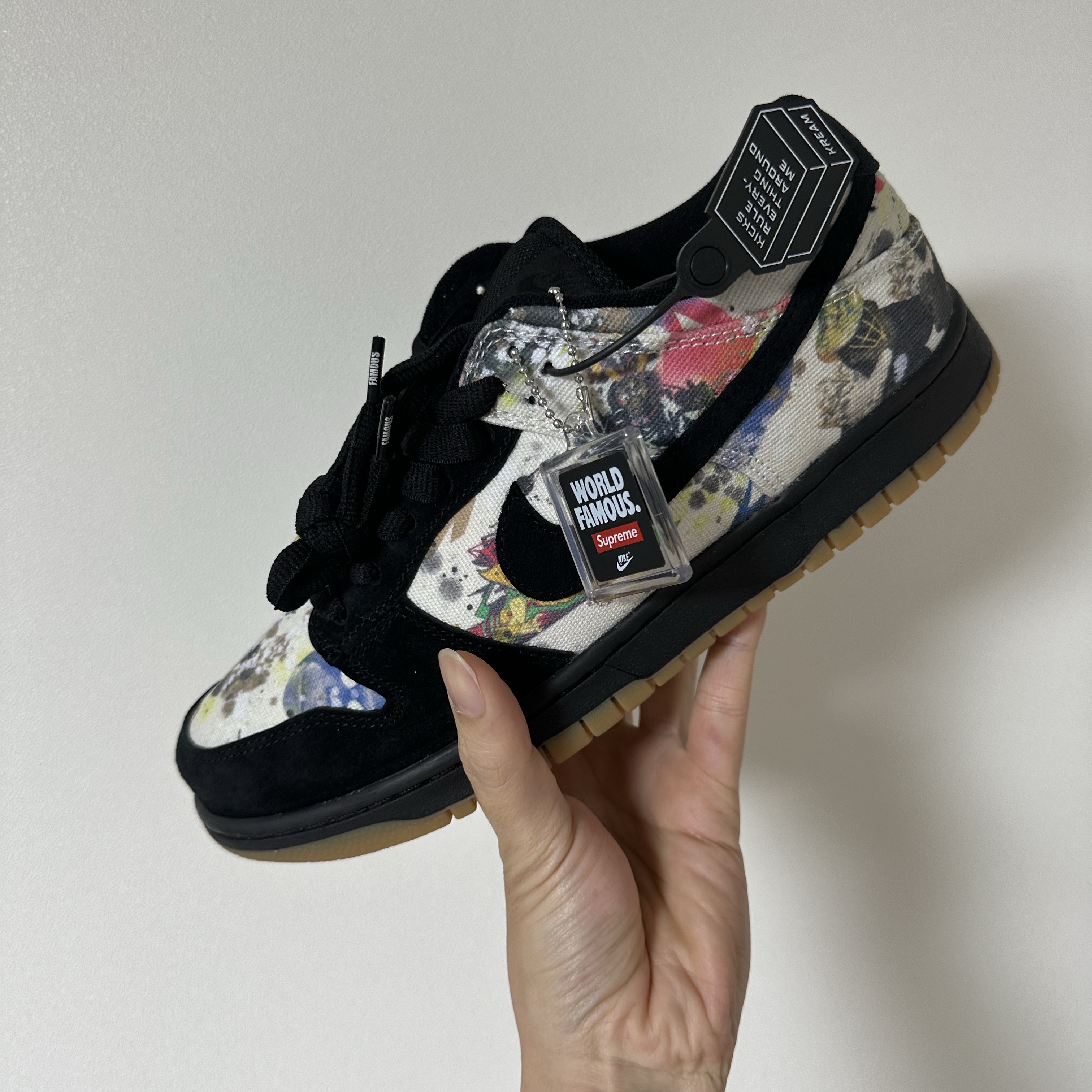 Nike x Supreme SB Dunk Low QS Rammellzee Black 착용 스타일