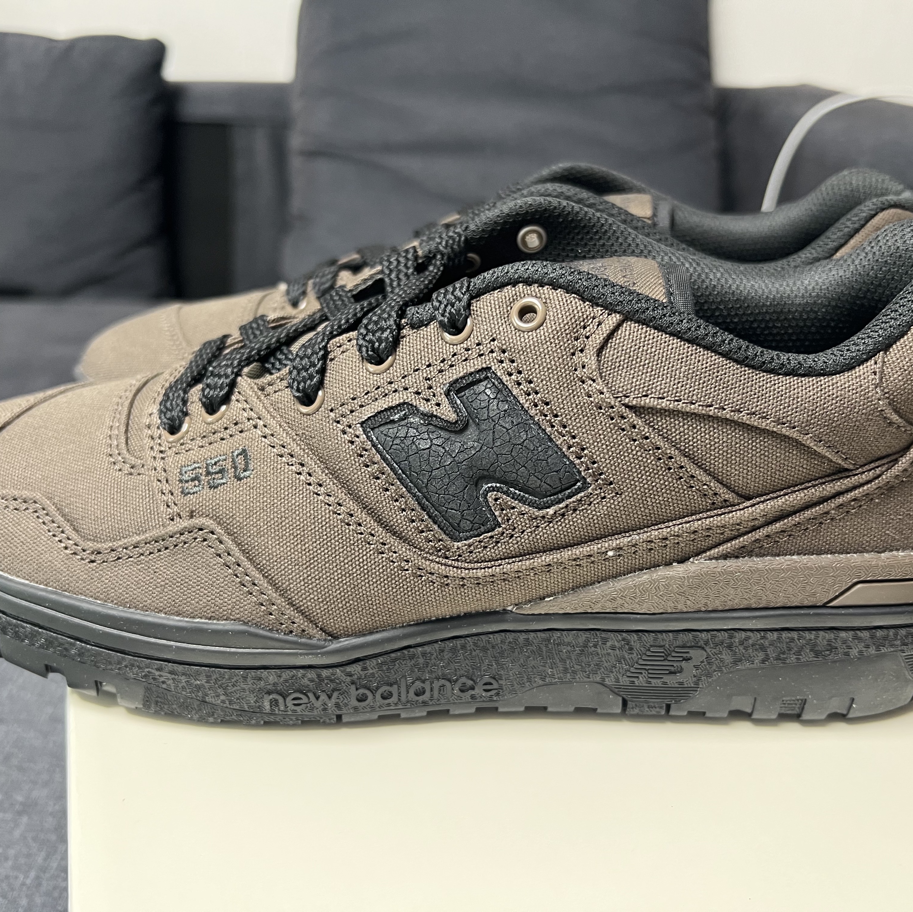 New Balance x Thisisneverthat 550 Brown Black 착용 스타일 - 1