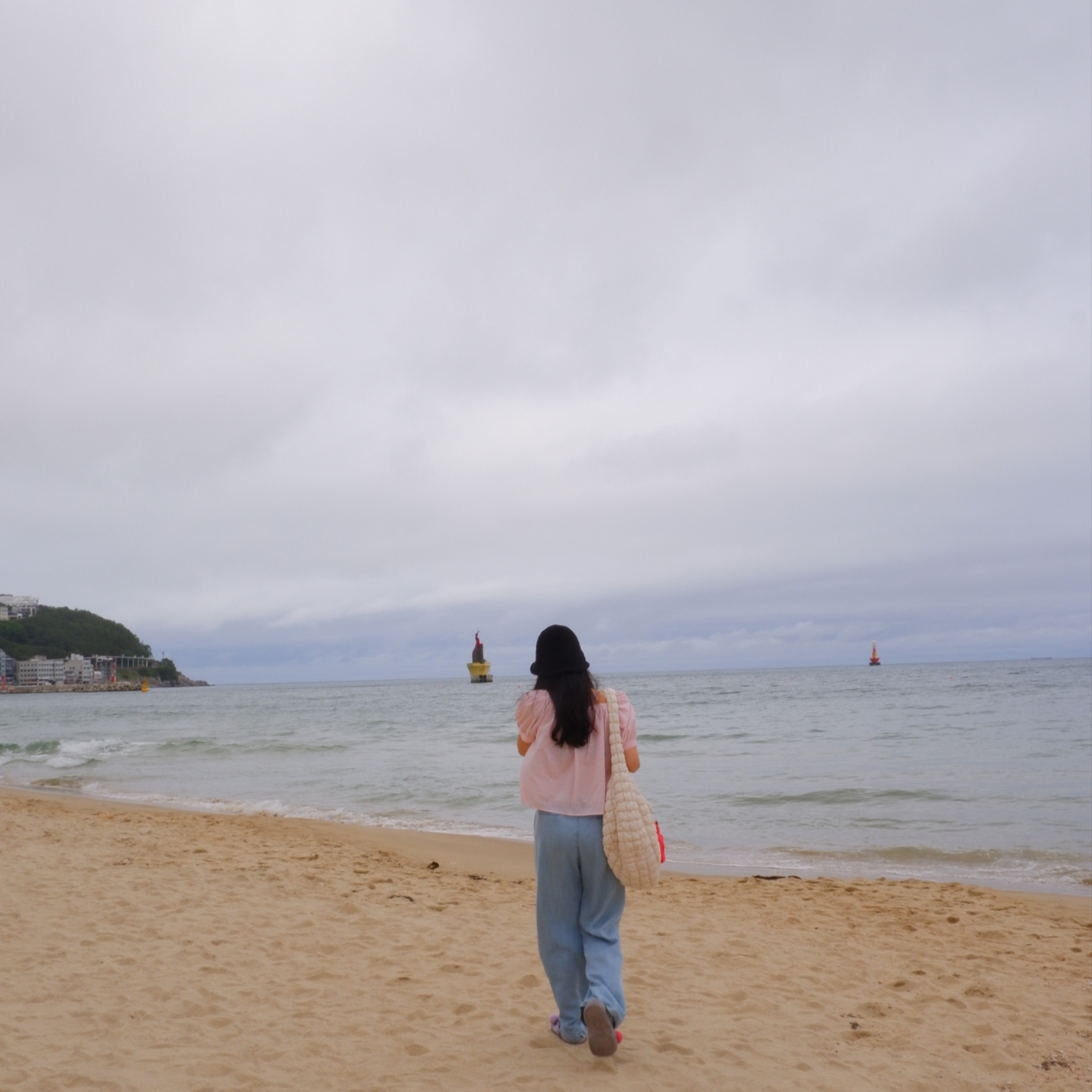COS Quilted Oversized Shoulder Bag Off White Light Beige, Crocs Classic Metallic Clog Silver 착용 스타일