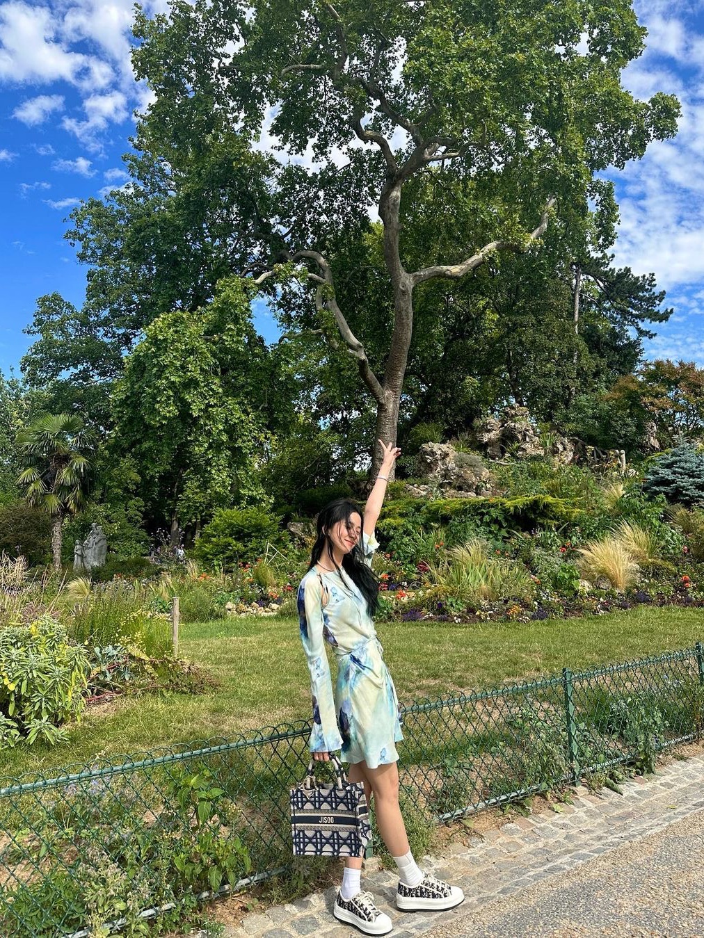 (W) Acne Studios Printed Wrap Dress Blue, (W) Dior Walk'N'Dior Platform Sneakers Deep Blue Dior Oblique 착용 스타일 - 3