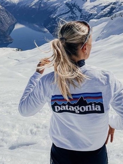 Patagonia P-6 Logo Responsibili-Tee L/S White, Patagonia P-6 Logo Responsibili-Tee L/S Crater Blue 착용 스타일 - 2