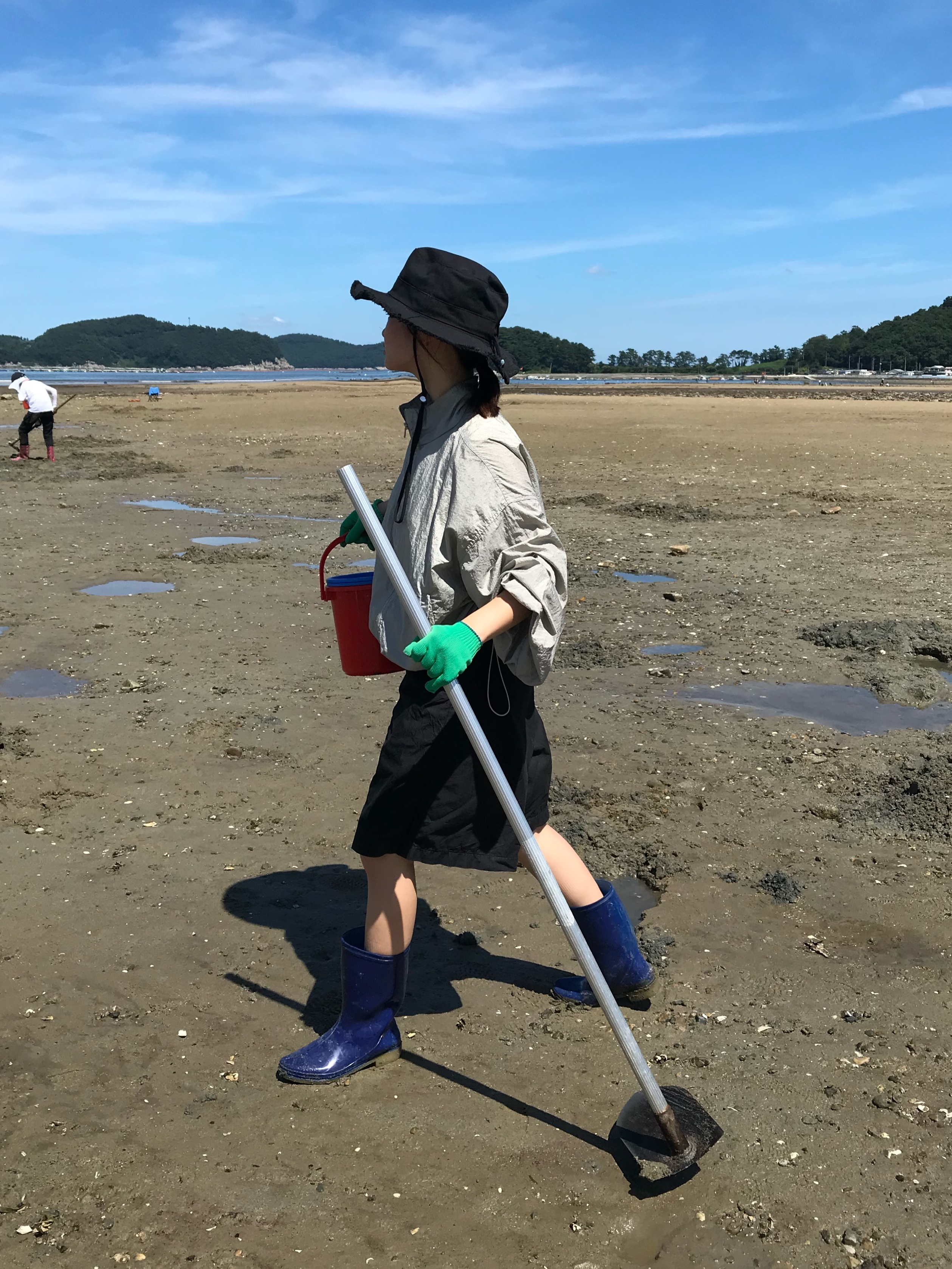 Jacquemus Le Bob Artichaut Bucket Hat Black 착용 스타일 - 4