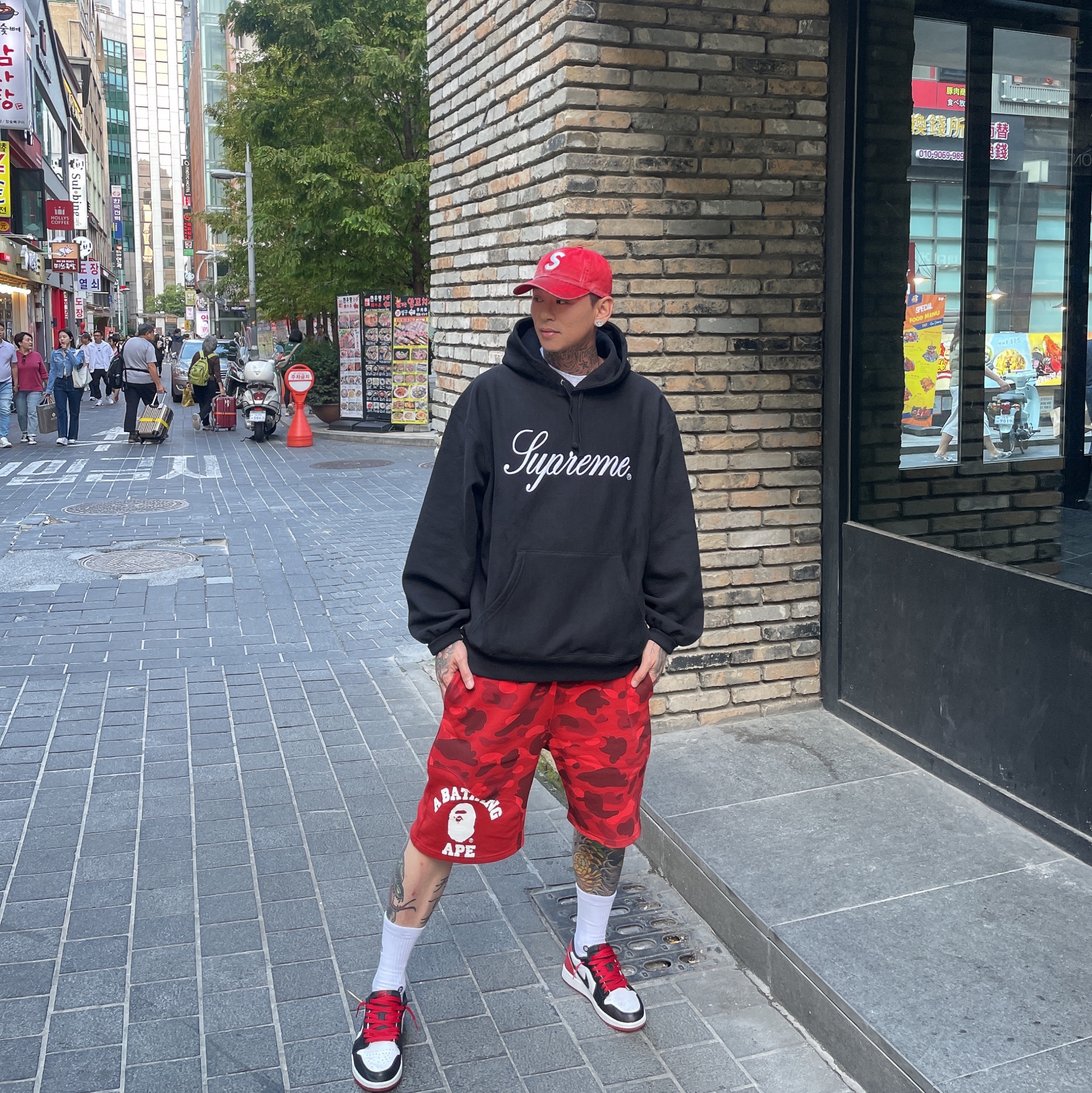 Supreme Raised Script Hooded Sweatshirt Black - 23FW, Jordan 1 Retro Low OG Black Toe 착용 스타일