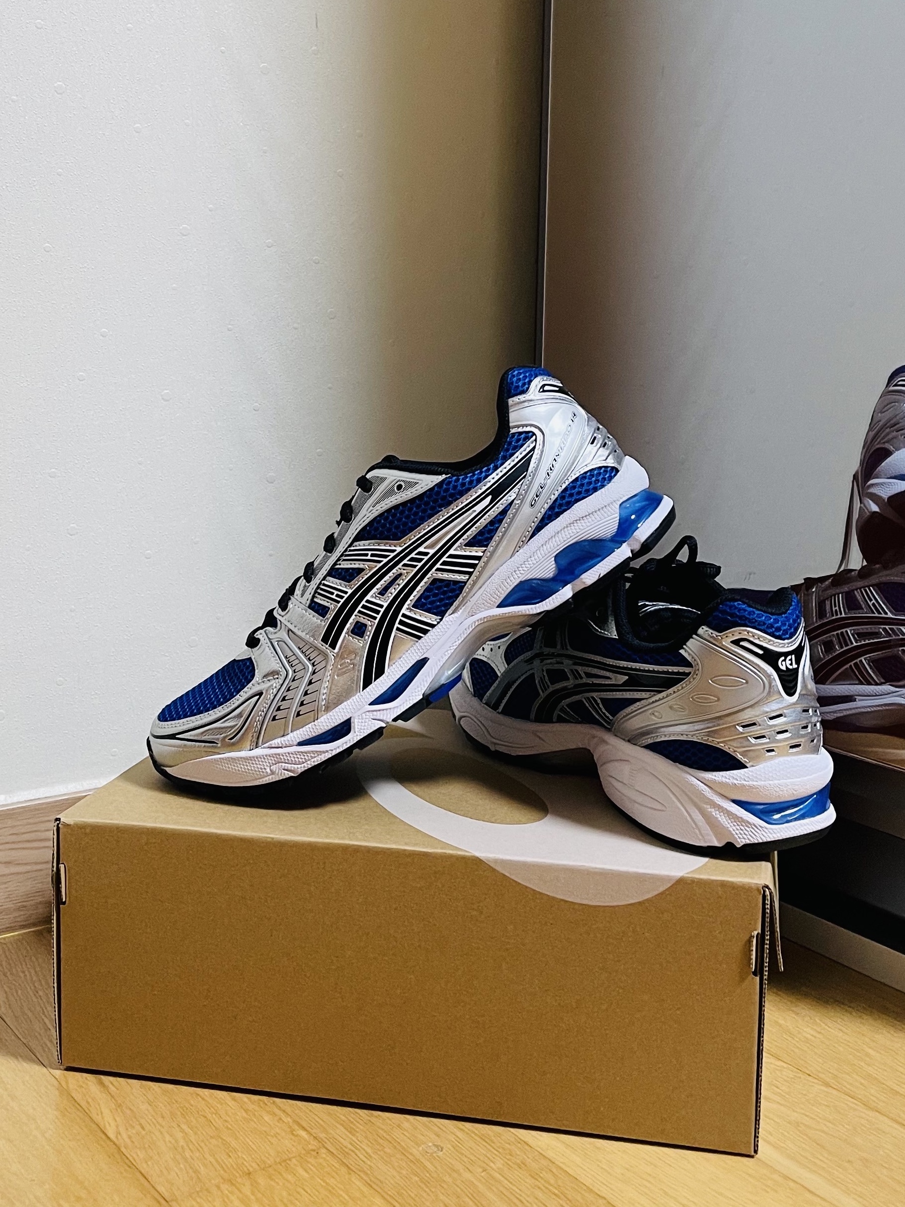 Asics Gel-Kayano 14 Monaco Blue Black 착용 스타일