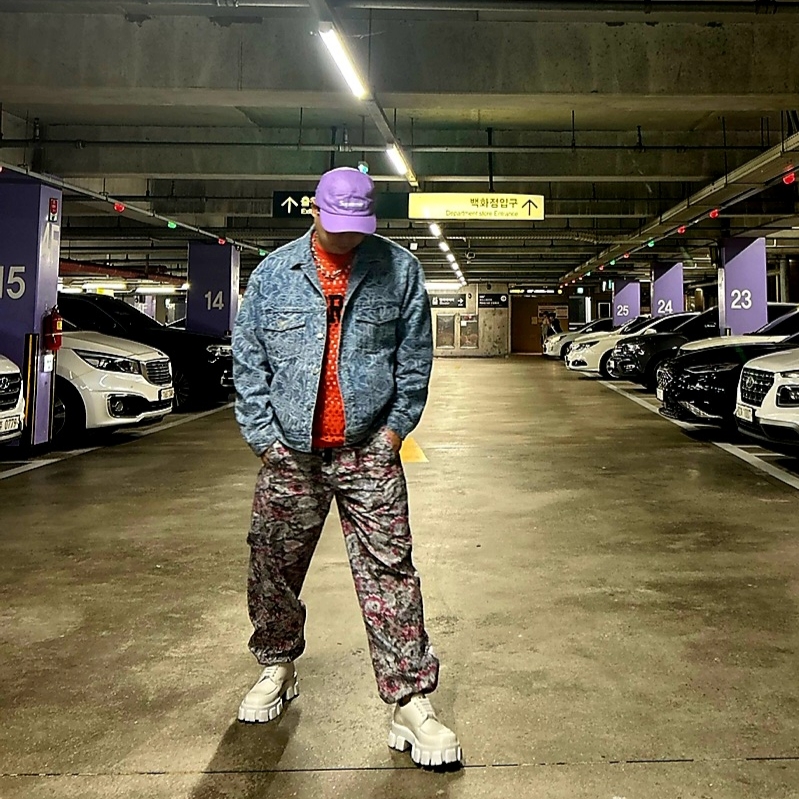 Supreme Leather Camp Cap Lavender - 21SS, Supreme Script Jacquard Denim Trucker Jacket Washed Blue - 22FW 착용 스타일 - 3