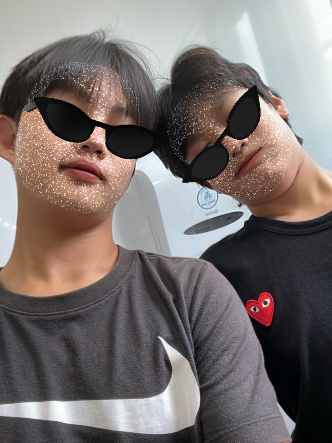 Play Comme des Garcons Red Heart T-Shirt Black 착용 스타일 - 2