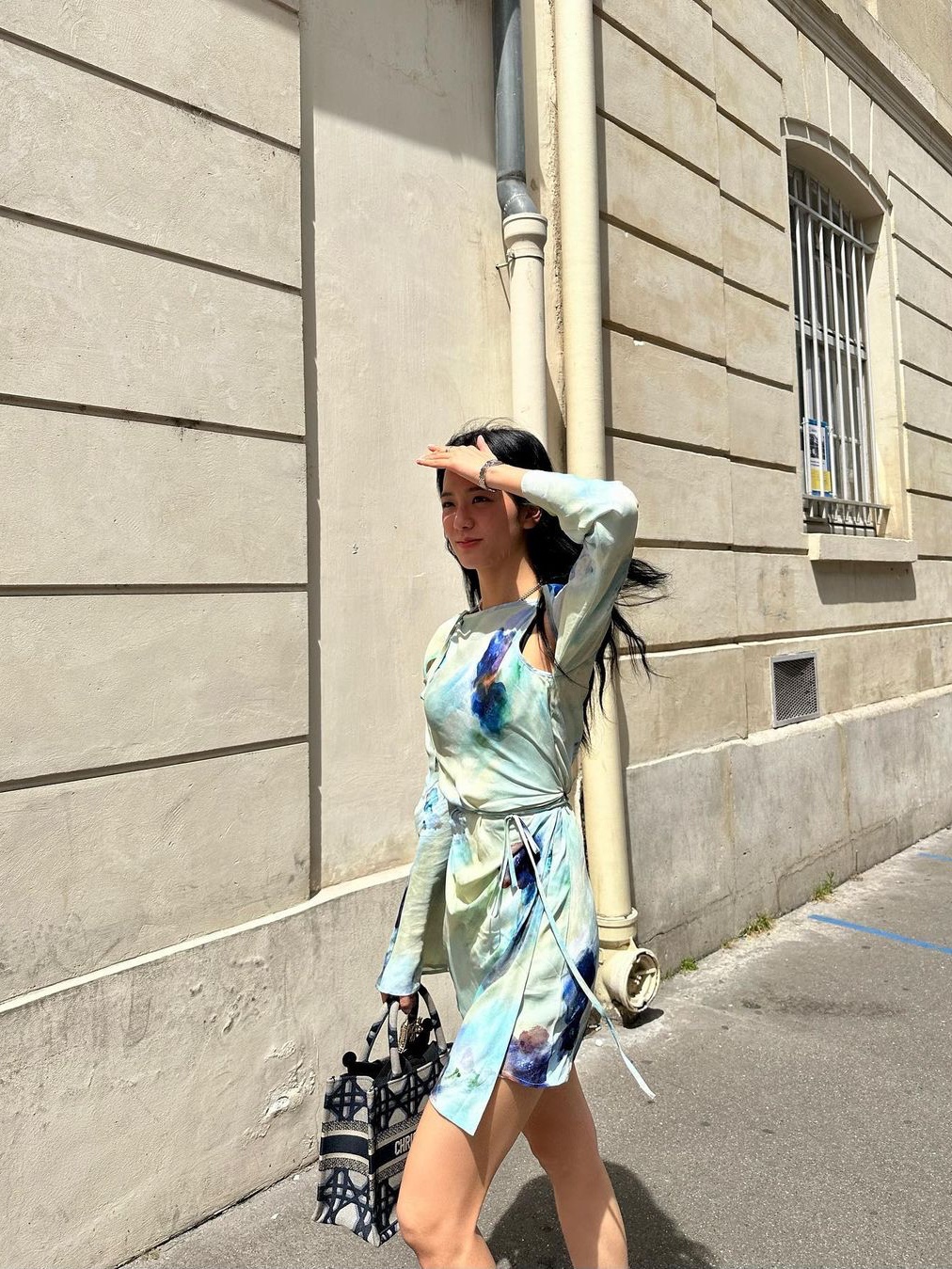(W) Acne Studios Printed Wrap Dress Blue, (W) Dior Walk'N'Dior Platform Sneakers Deep Blue Dior Oblique 착용 스타일 - 4