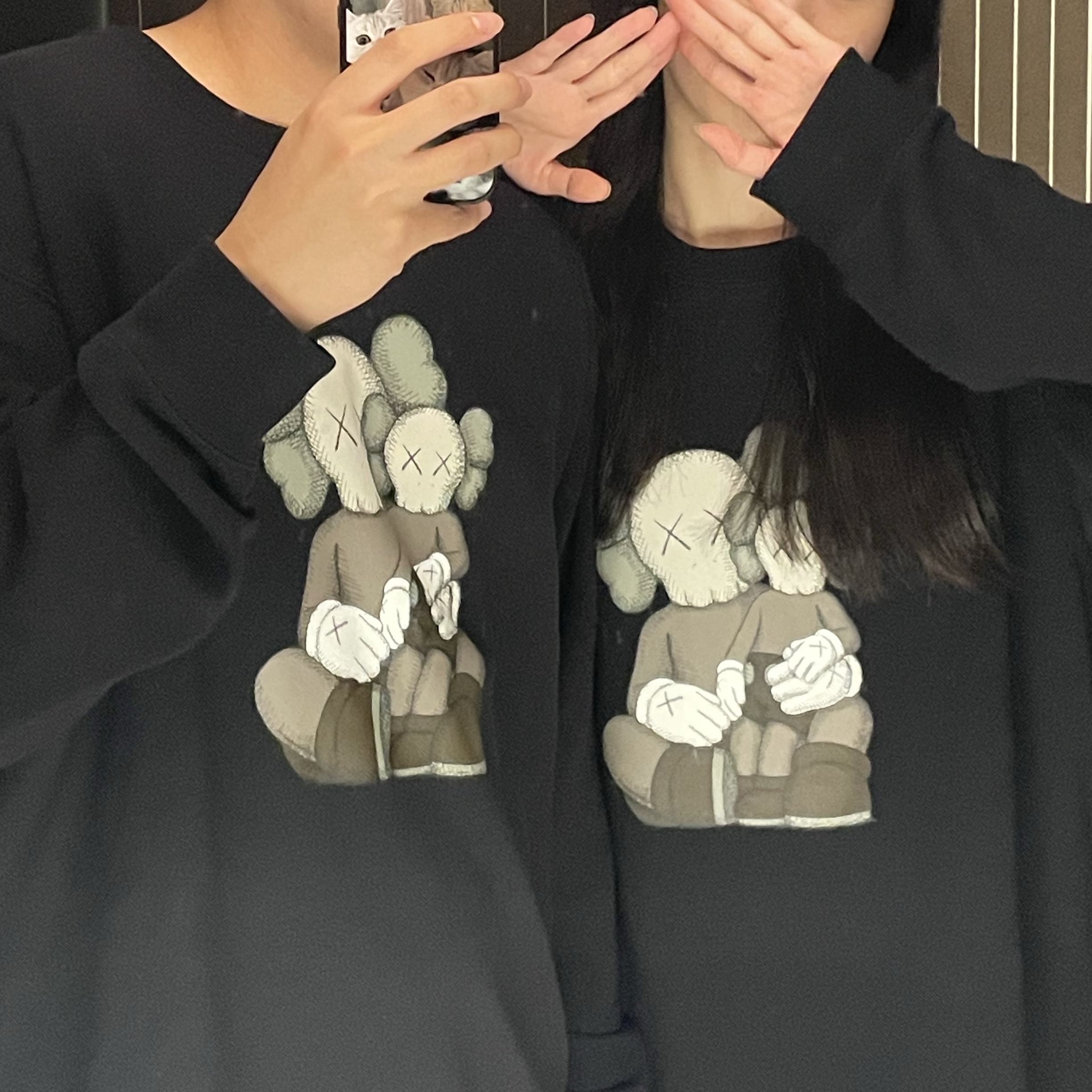 Uniqlo UT x Kaws Long Sleeve Sweatshirt Black 착용 스타일