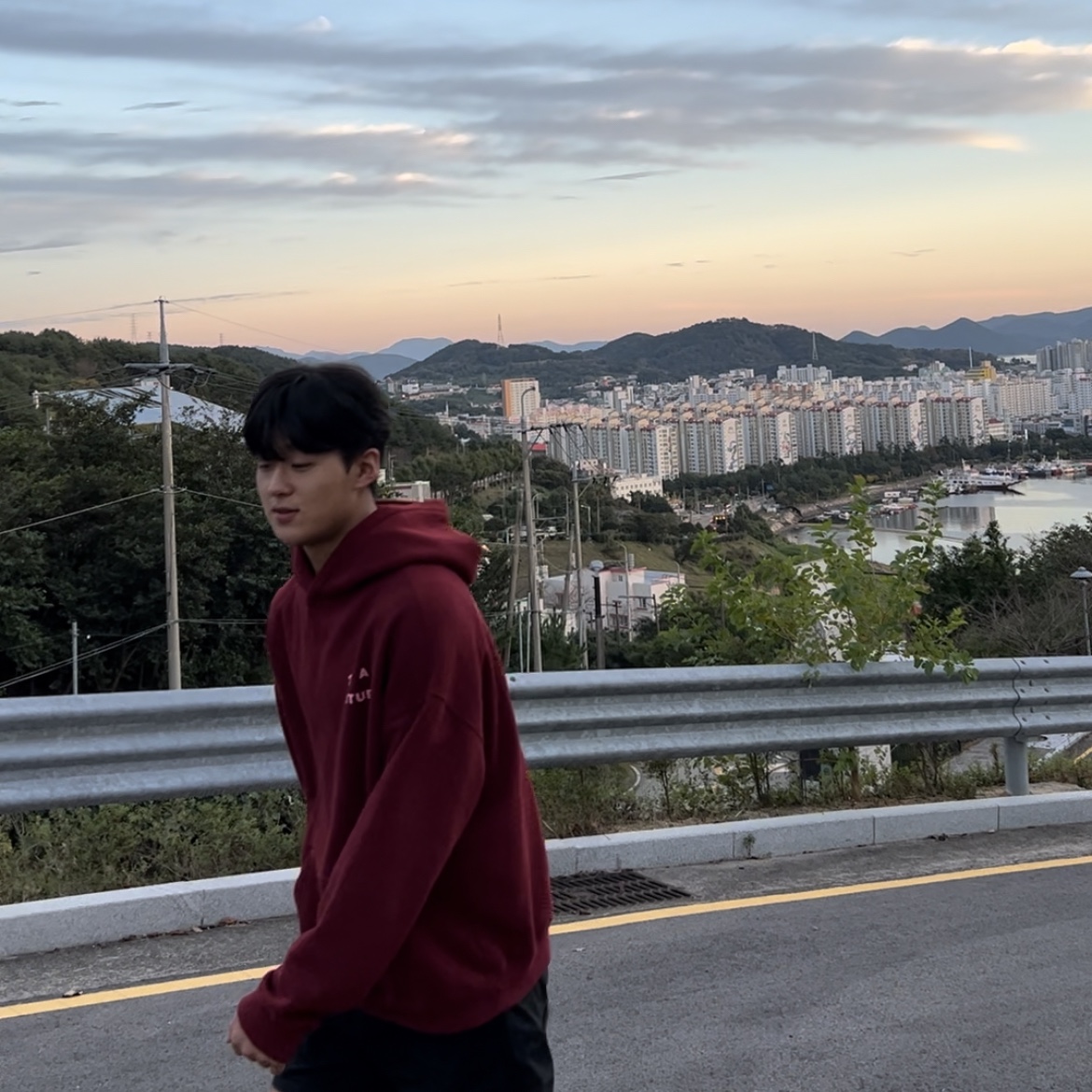 IAB Studio Hoodie Raspberry 착용 스타일 - 1