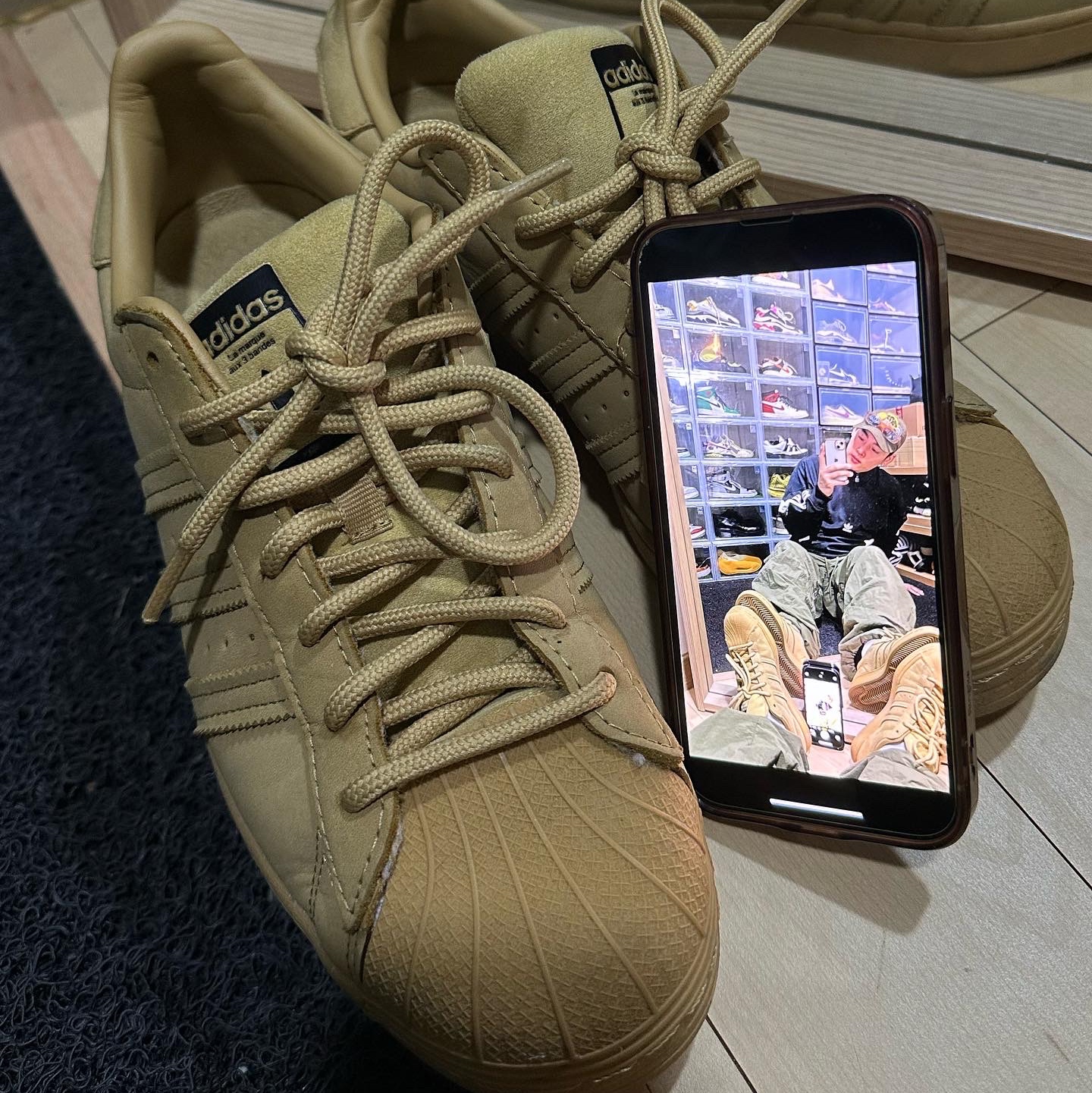 Adidas Superstar Golden Beige 착용 스타일