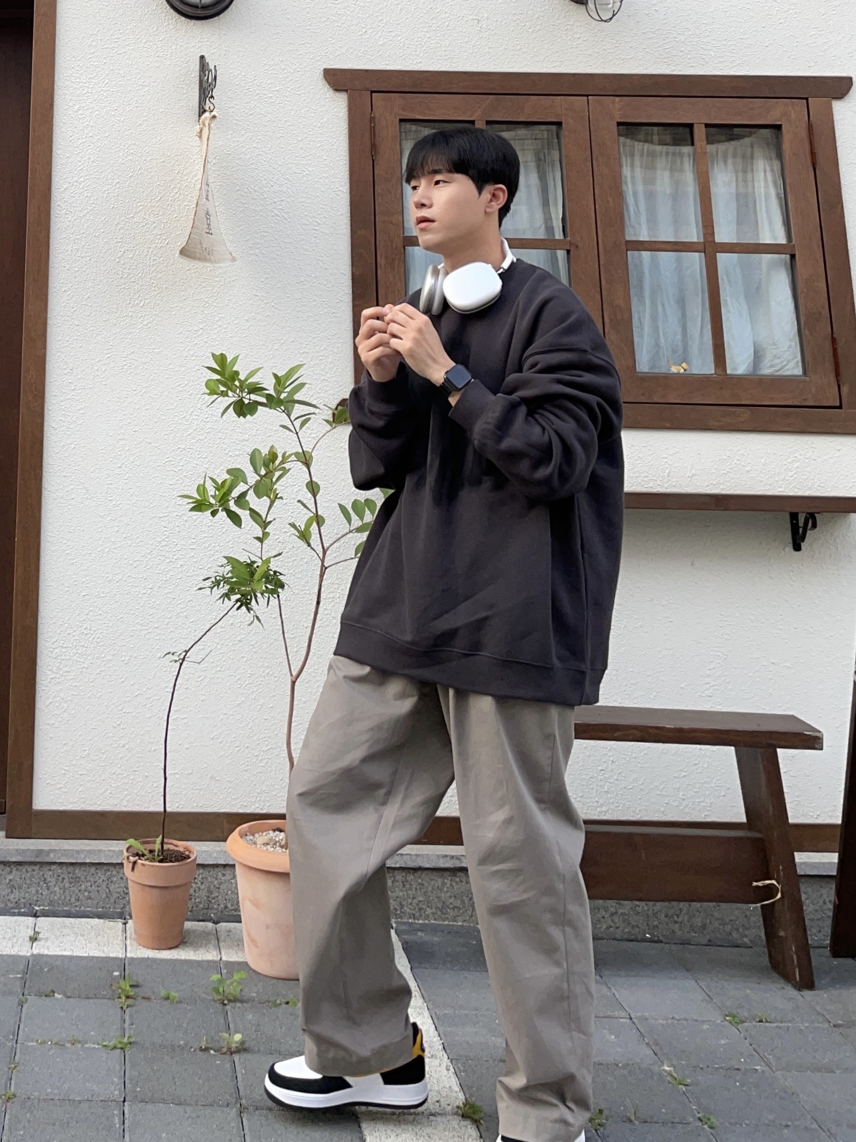 Nike Air Force 1 '07 LV8 Athletic Club Black Dark Sulfur, Apple AirPods Max Lightning Silver (Korean Ver.) 착용 스타일 - 2