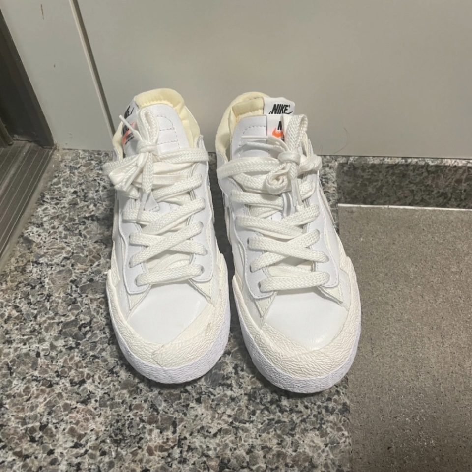Nike x Sacai Blazer Low White Patent Leather 착용 스타일 - 2